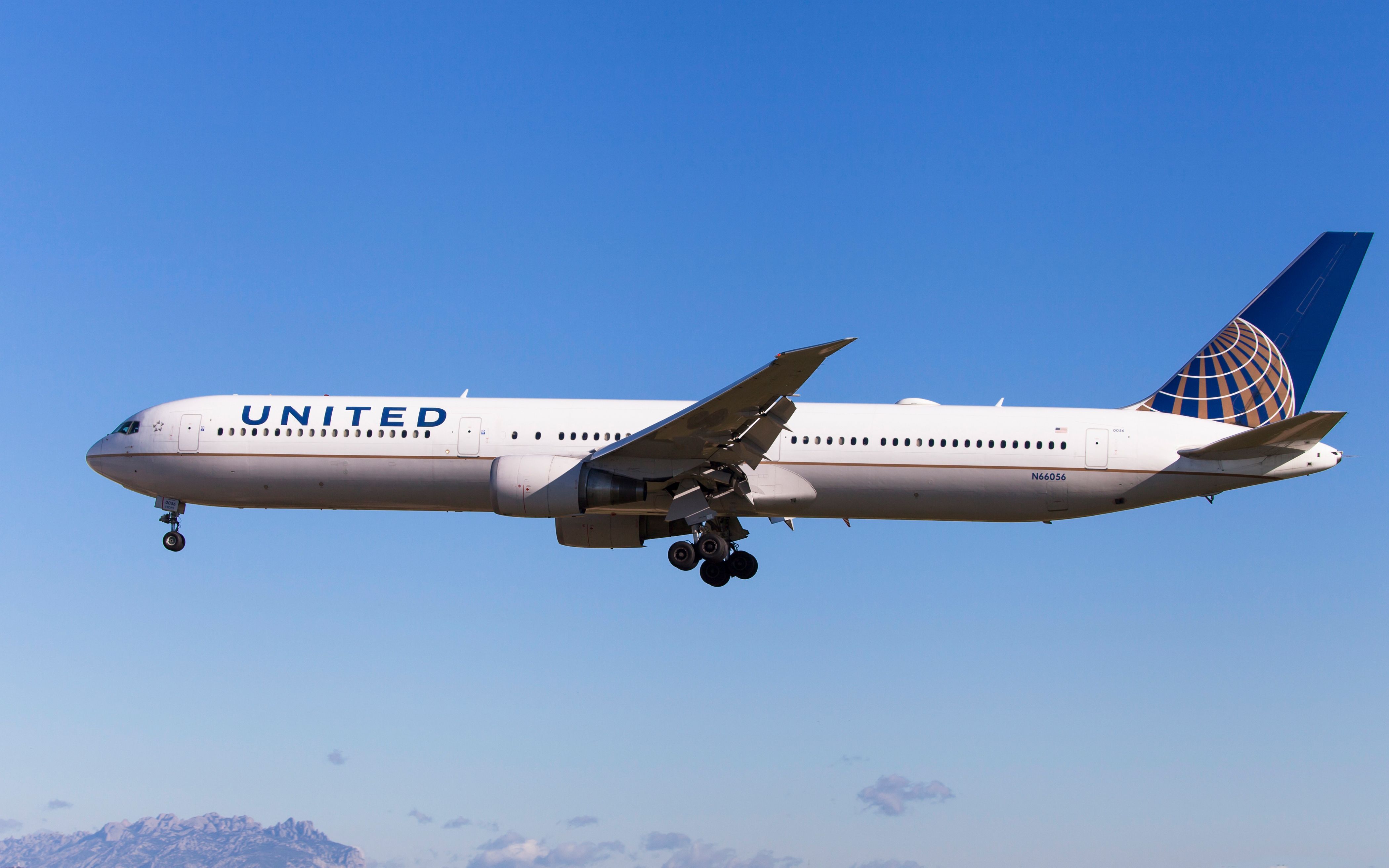 A United Airlines Boeing 767-400ER about to land.