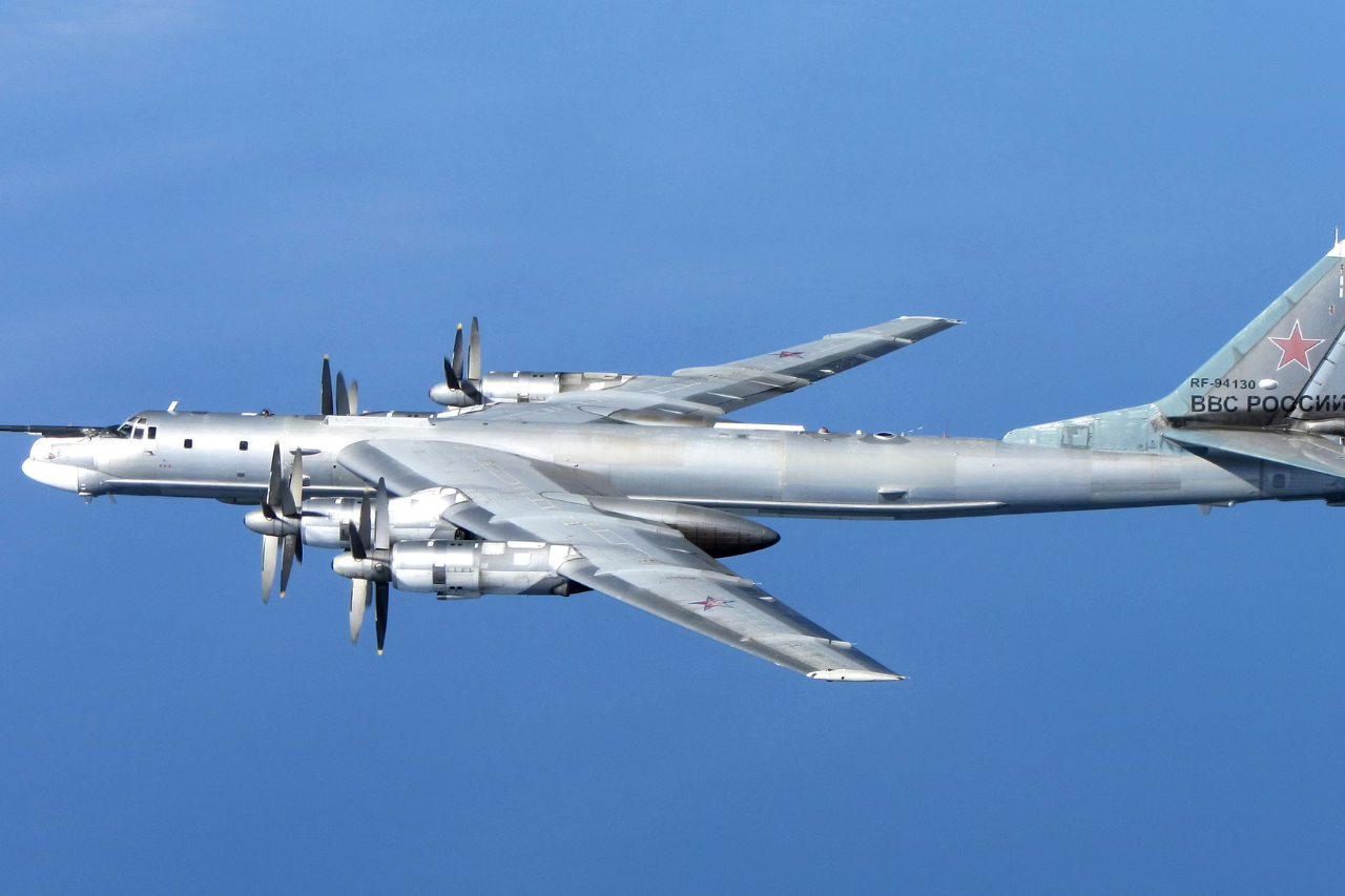 Tupolev Tu-95 Flying in the Sky (thumbnail)