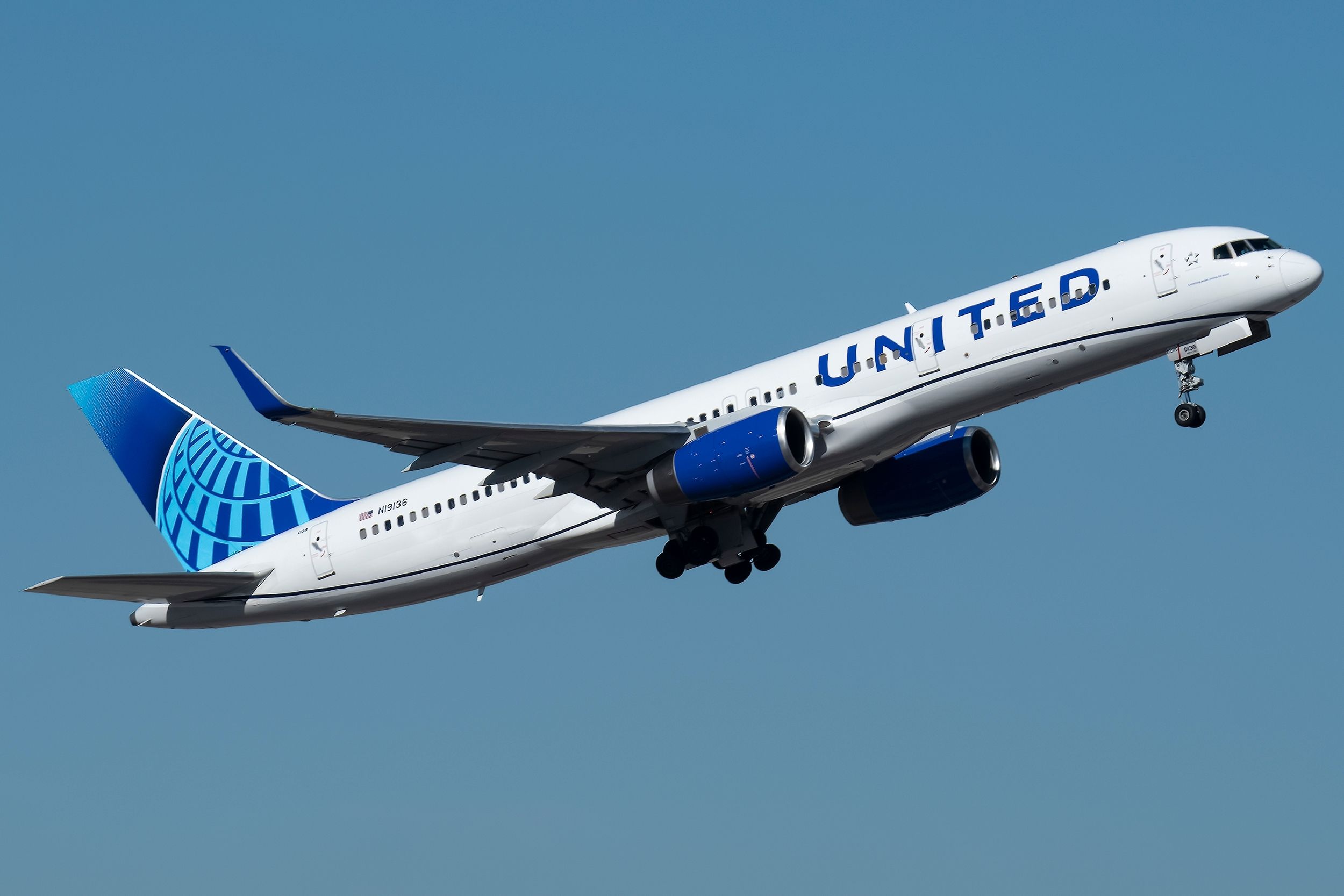 United Airlines Boeing 757-200 departing Pheonix Sky Harbor International Airport PHX