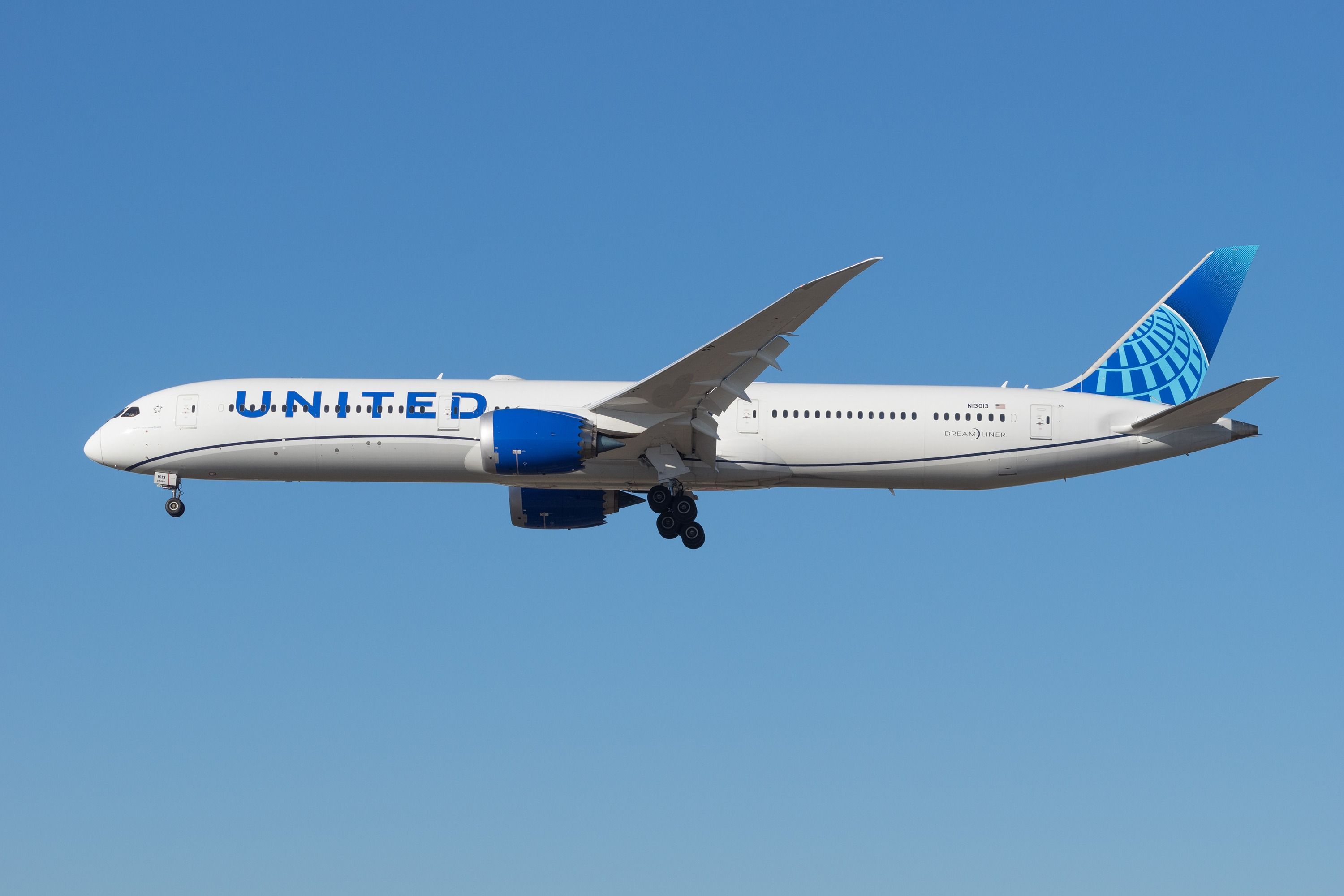 United Airlines Boeing 787-10 landing shutterstock_1894185601