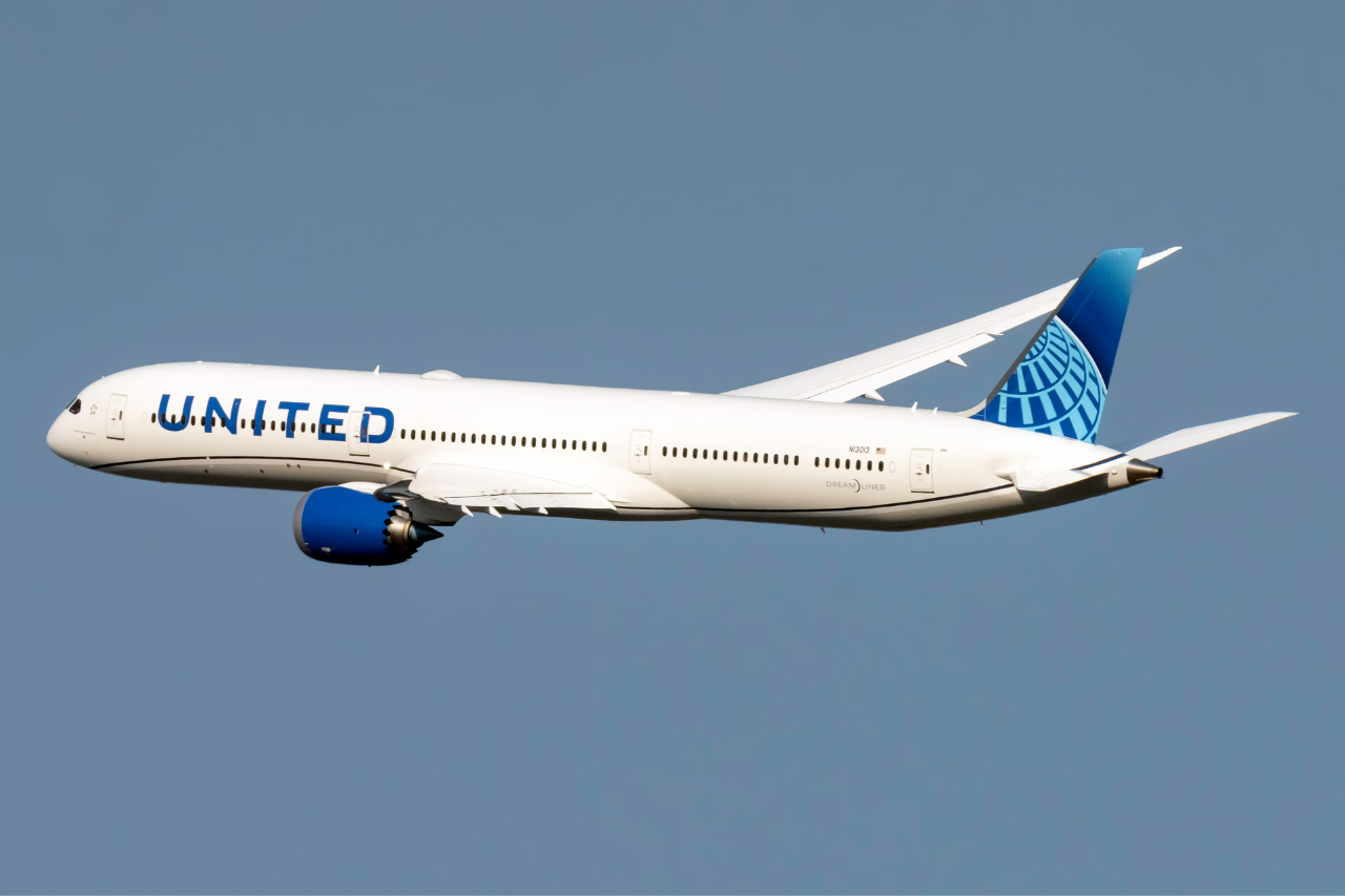 United Airlines Boeing 787-10 (thumbnail)