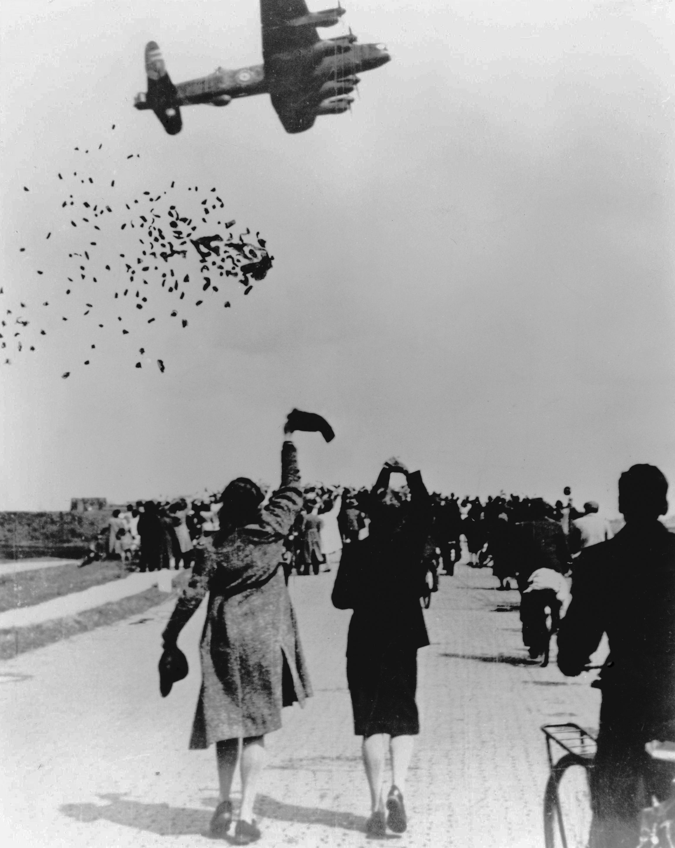 Um Avro Lancaster voando no céu após ejetar uma carga útil.