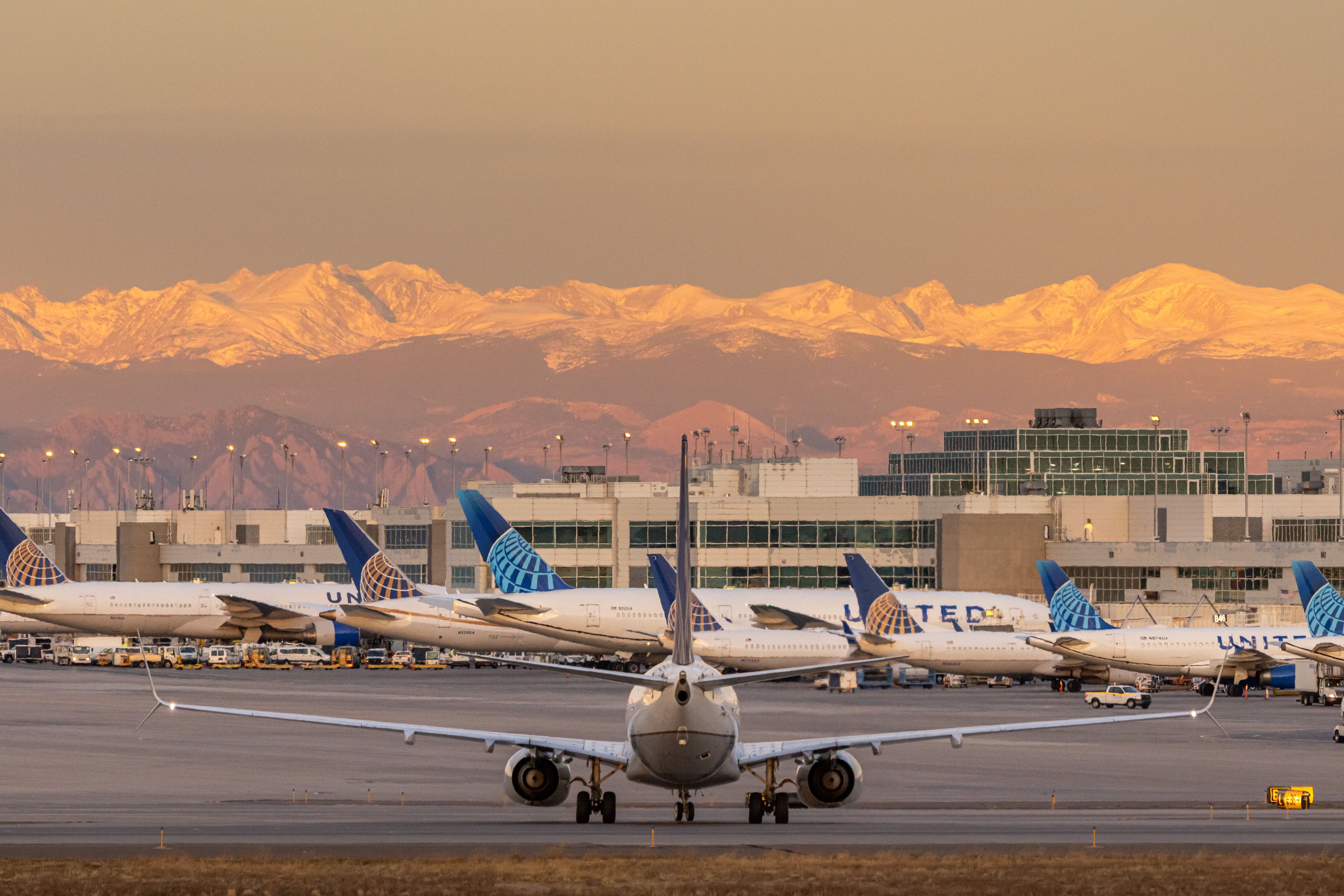 United Airlines planes in front of the mountains at Denver (DEN)