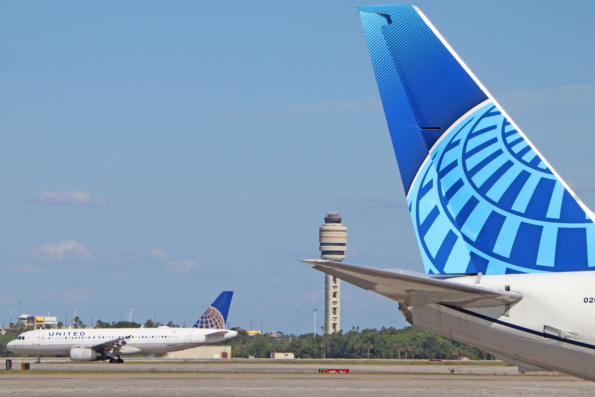 United Airlines Boeing 737 and Airbus A320 at Orlando International Airport.