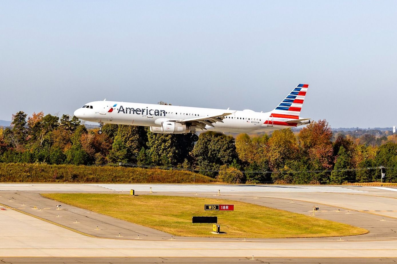 American Airlines Airbus A321-231 (N559UW) landing at Charlotte Douglas International Airport.
