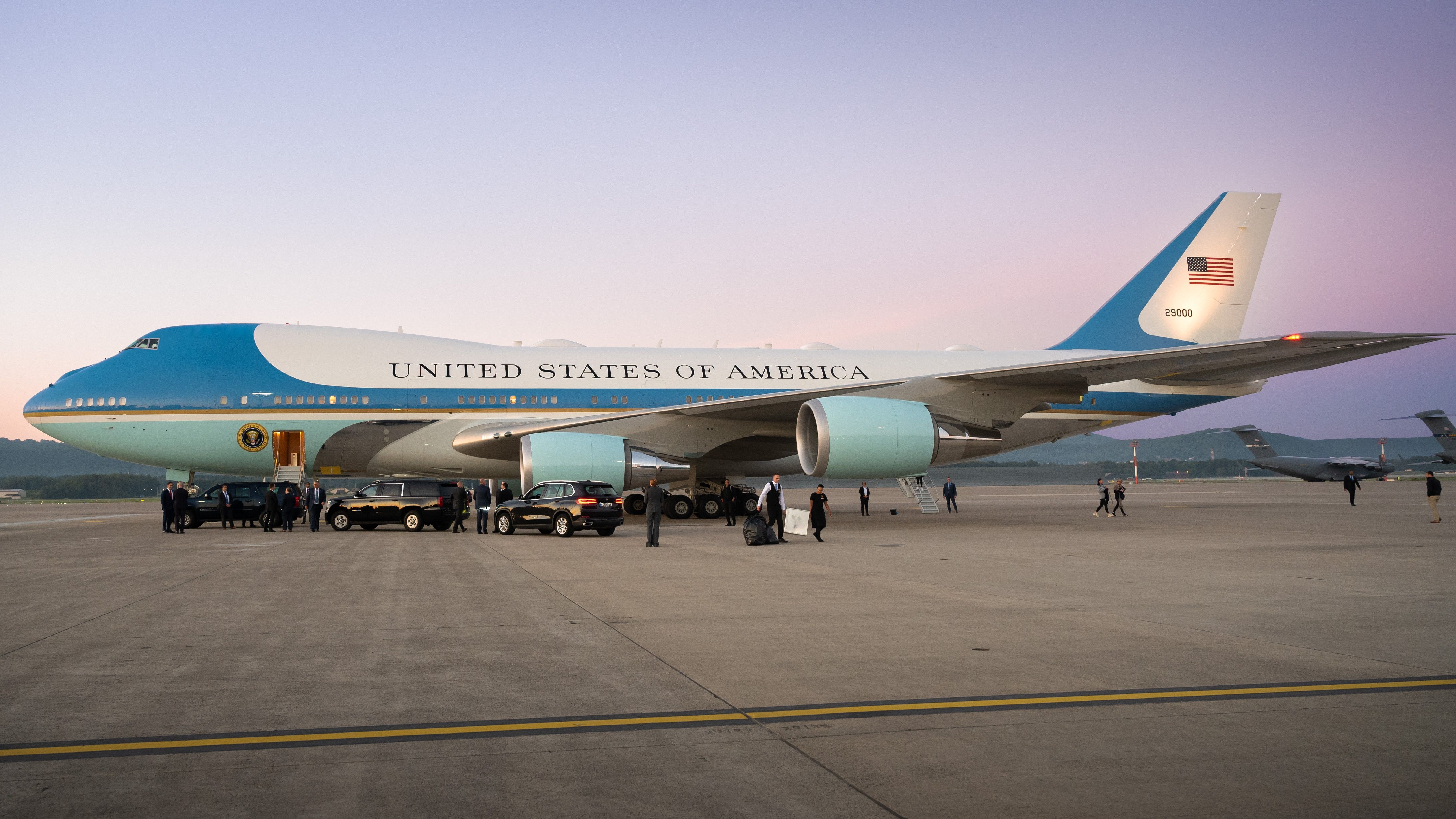 8009579 - 16x9 - Team Ramstein Refuels Air Force One [Image 4 of 6]