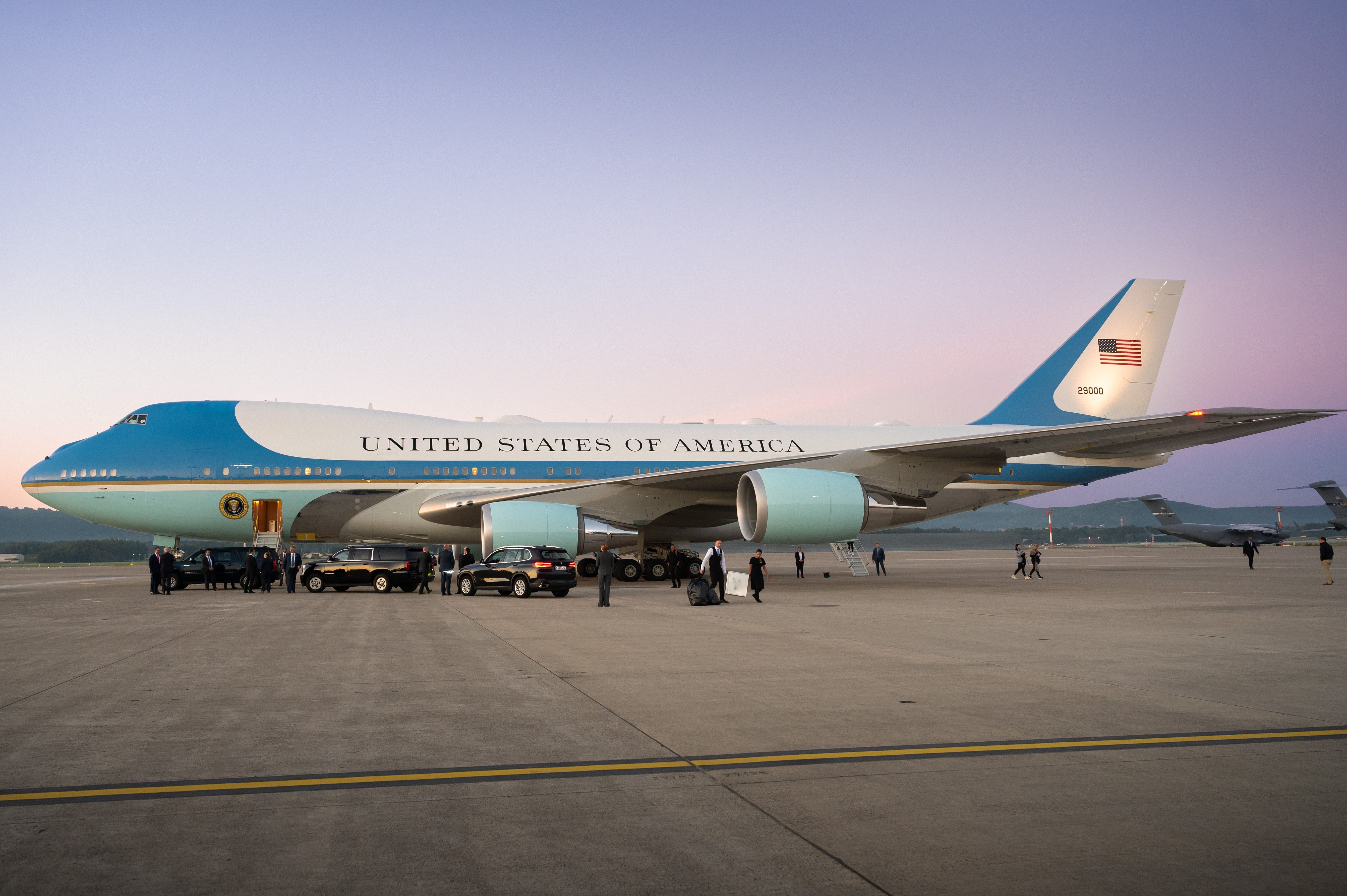8009579 - Team Ramstein Refuels Air Force One [Image 4 of 6]
