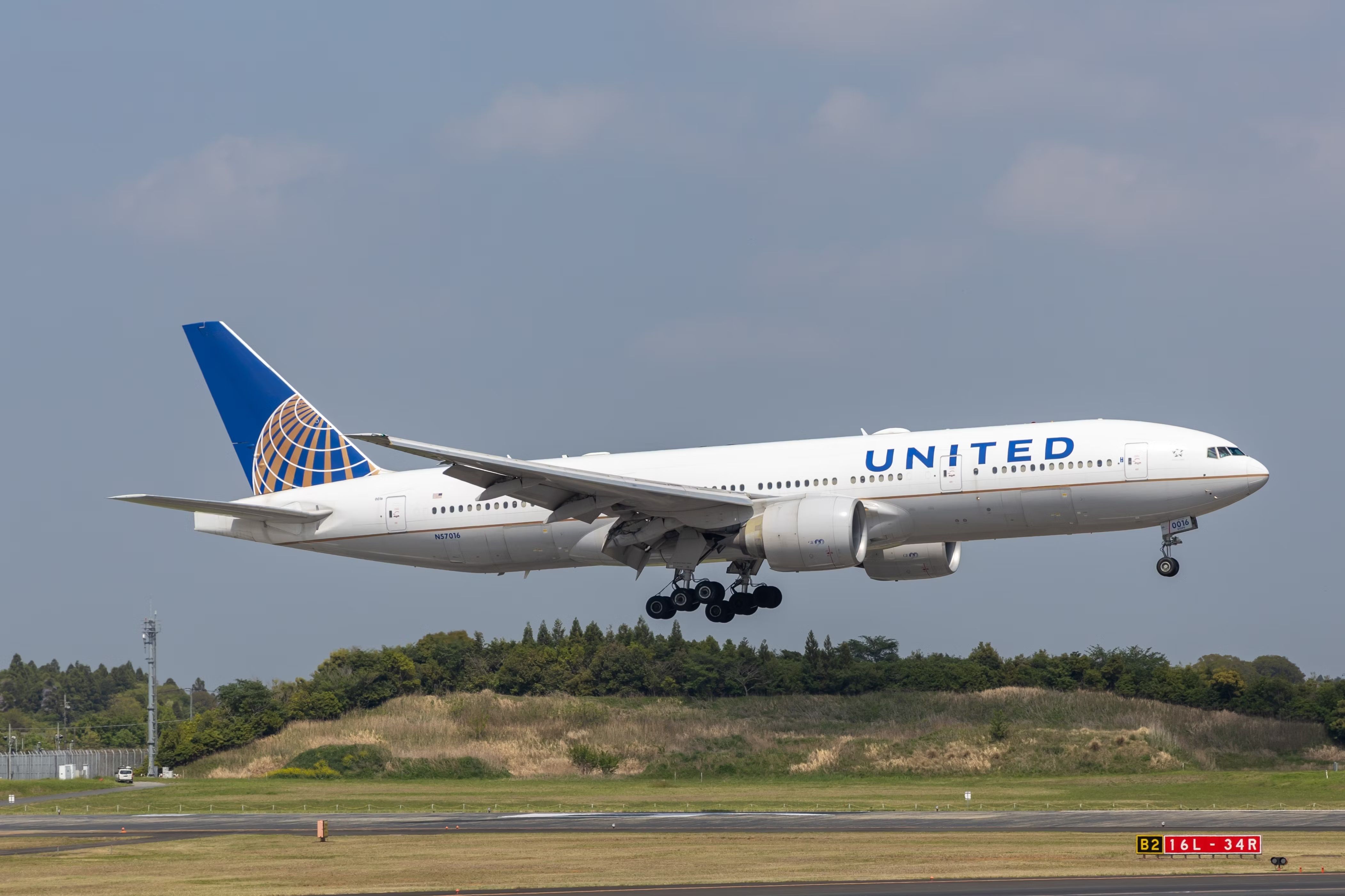 A United Airlines Boeing 777 about to land.