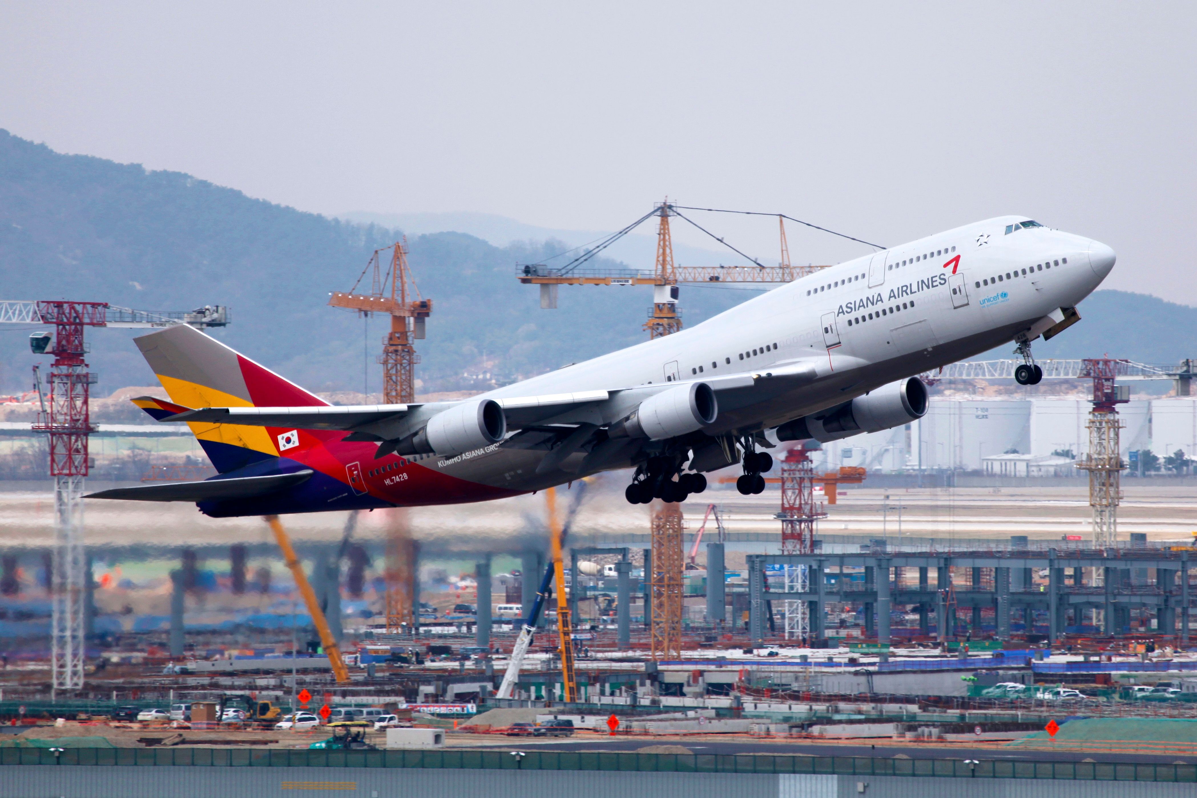 Asiana 747-400 HL7428 taking off