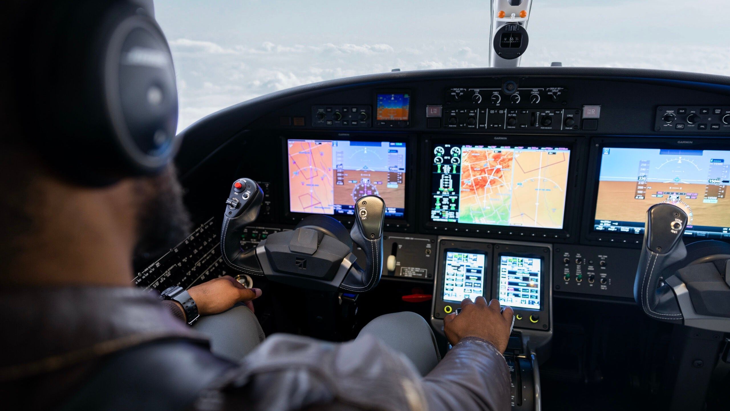 A pilot flying a Cessna Citation CJ3 Gen2.