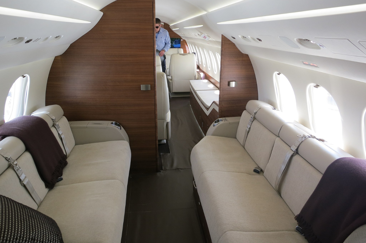 Dassault Falcon 7X aft cabin and bedroom (thumbnail)