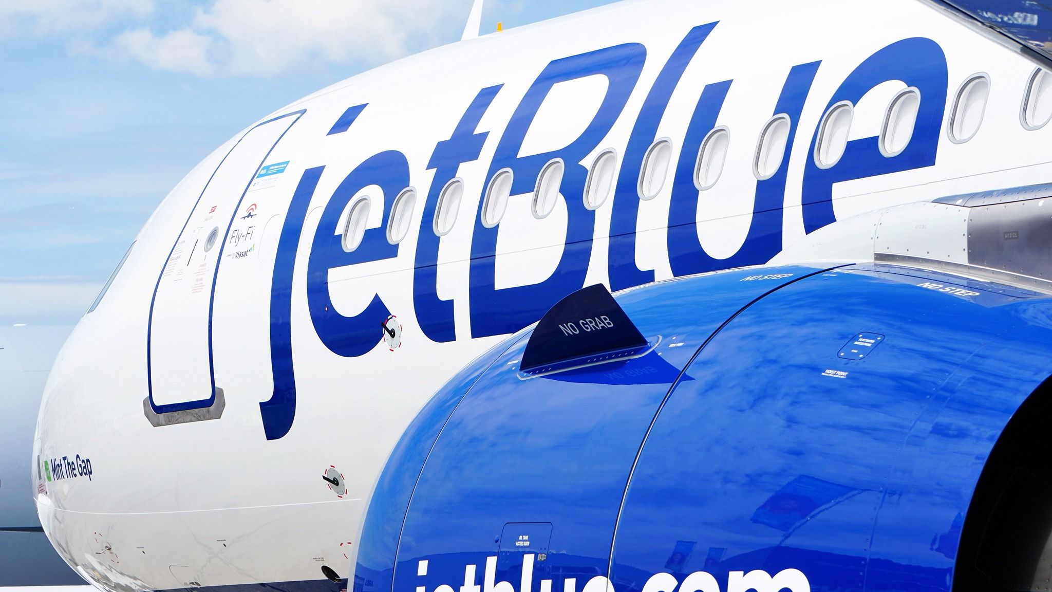 JetBlue Airbus A321LR close-up shutterstock_2407685917
