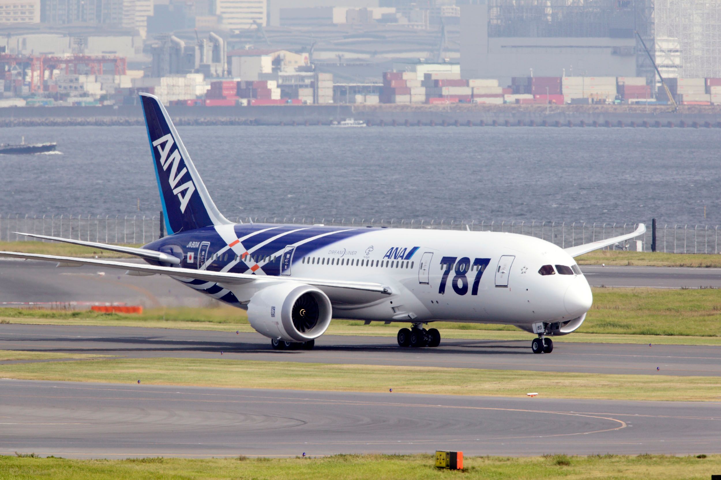 ANA first 787 arrives in Tokyo