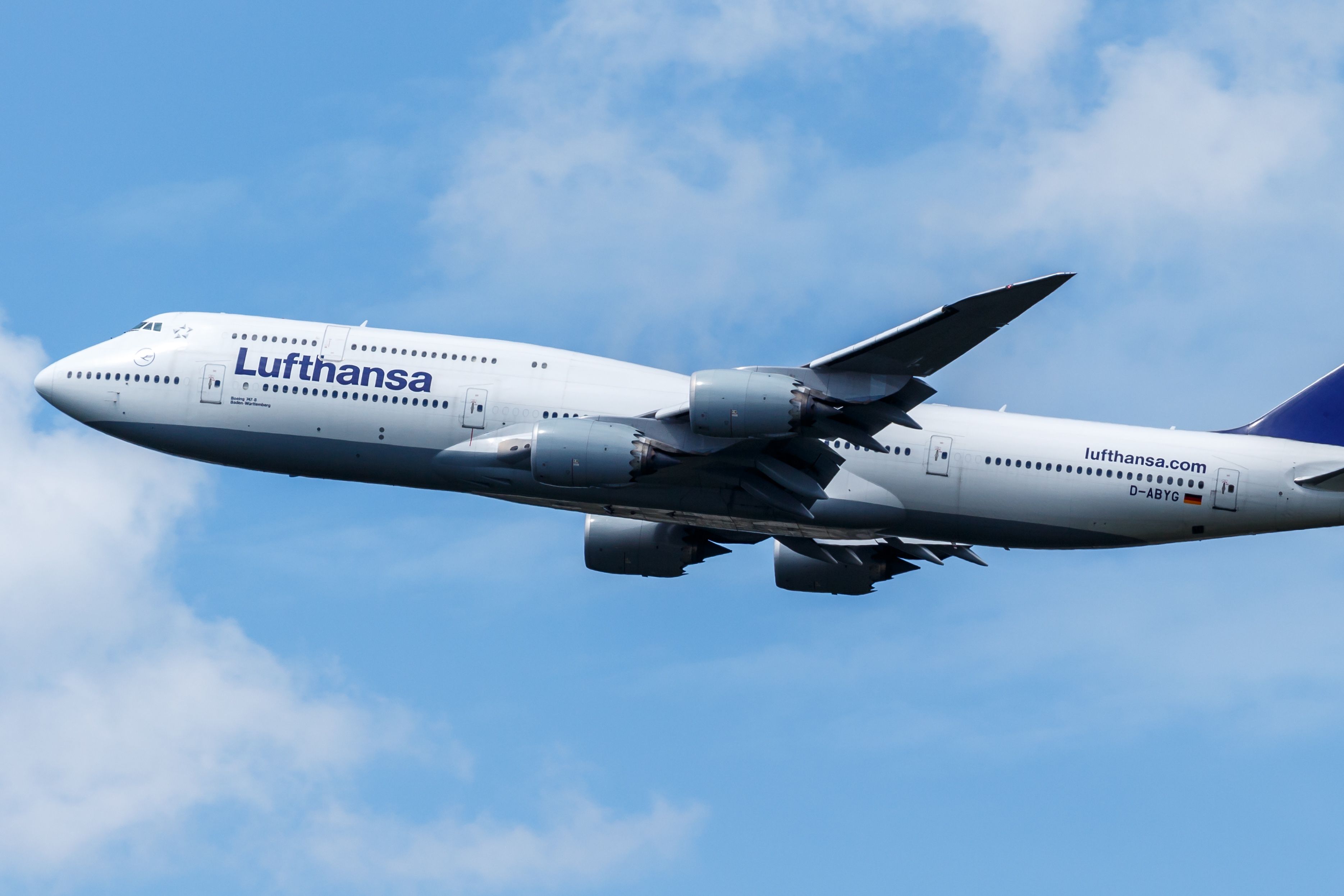 Lufthansa_Boeing_747-8_(D-ABYG)_at_Frankfurt_Airport-2