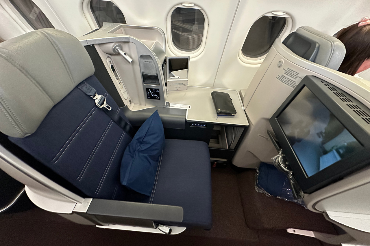 Malaysia Airlines A330-300 Business Class Seat (thumbnail)