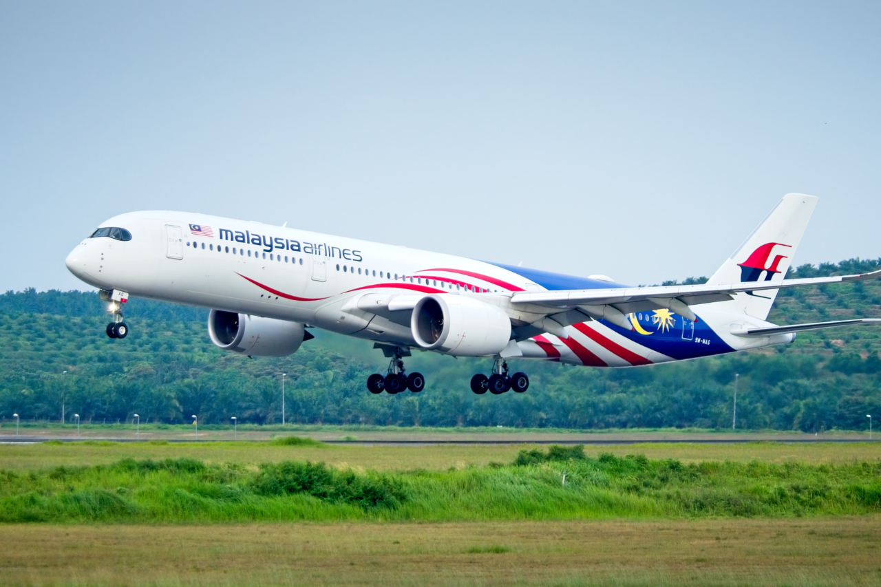 Malaysia Airlines A350-900 (9M-MAG) seconds before touching down (thumbnail)