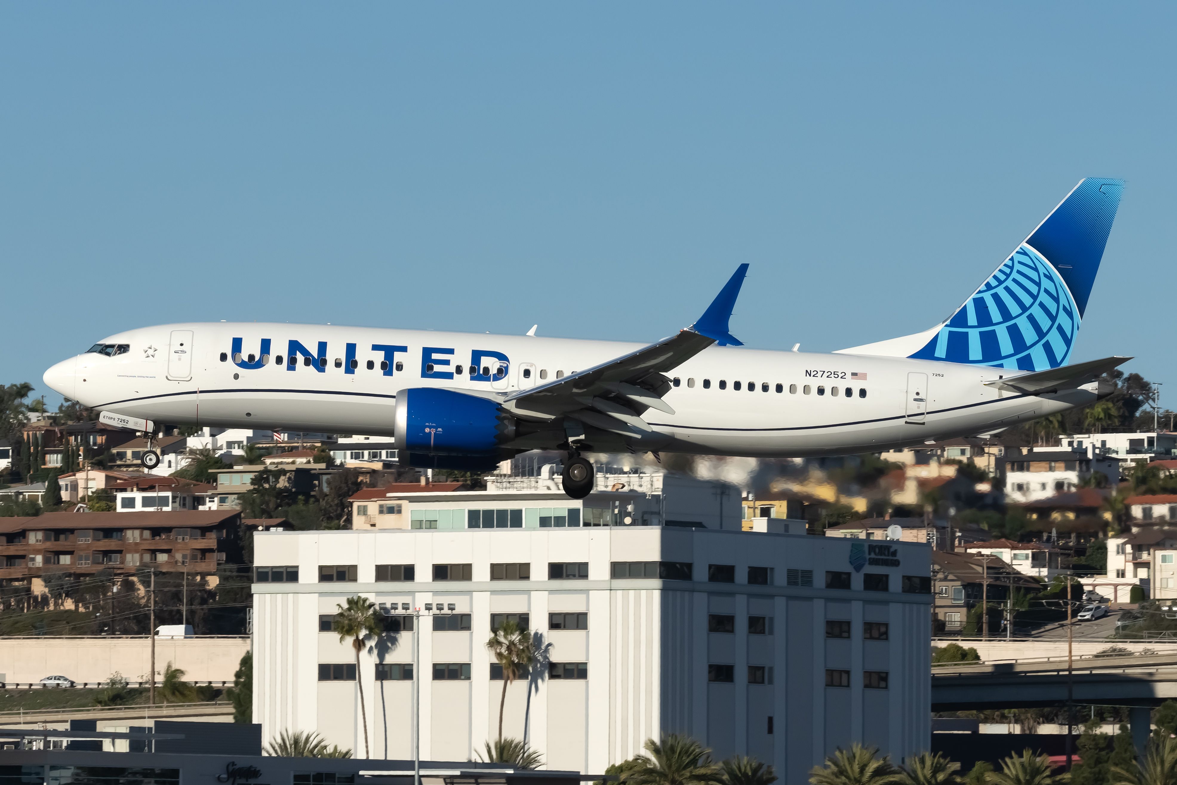 N27252 United Airlines Boeing 737 MAX 8 (1)