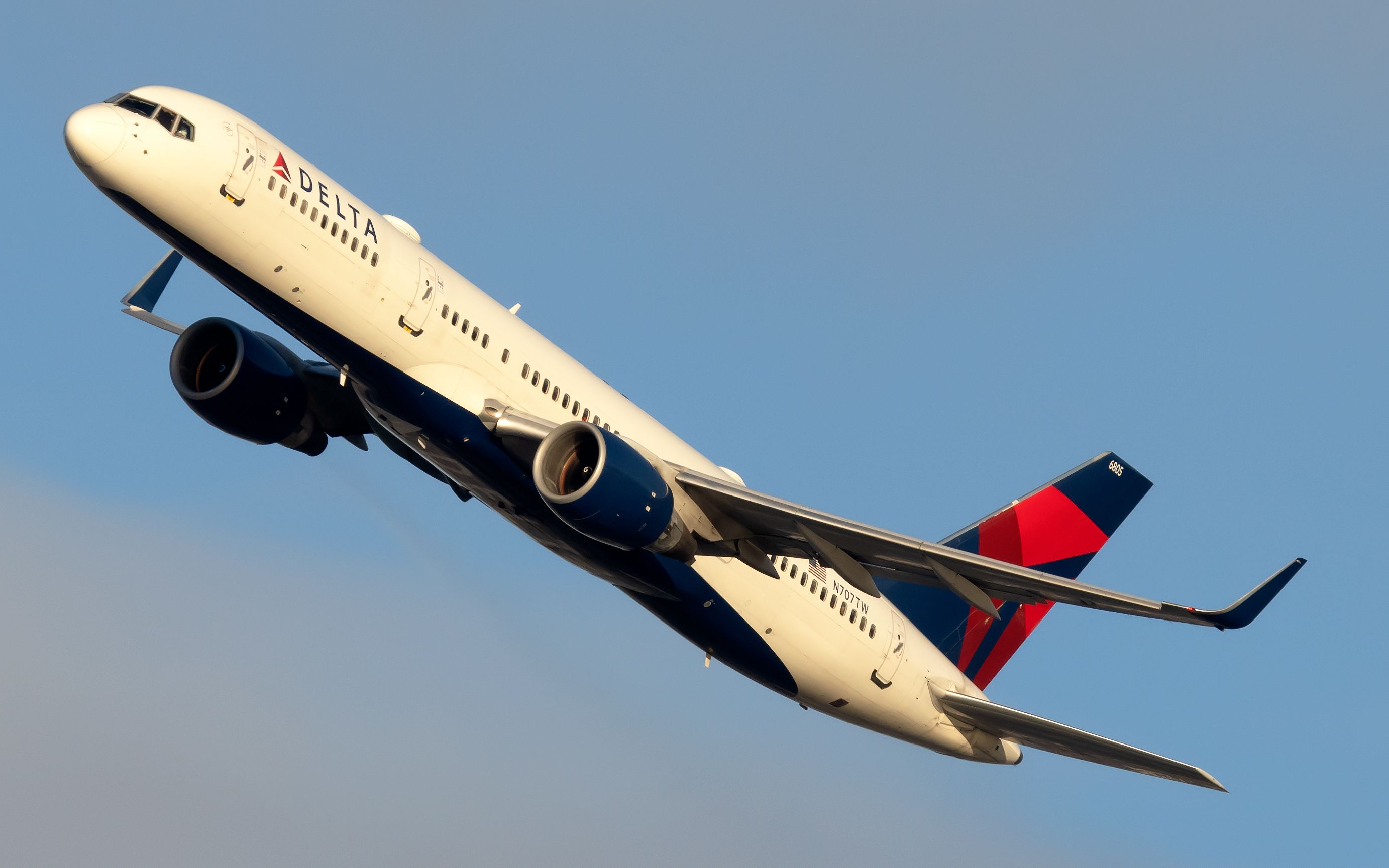 A Delta Air Lines Boeing 757-200 blasting out of JFK.