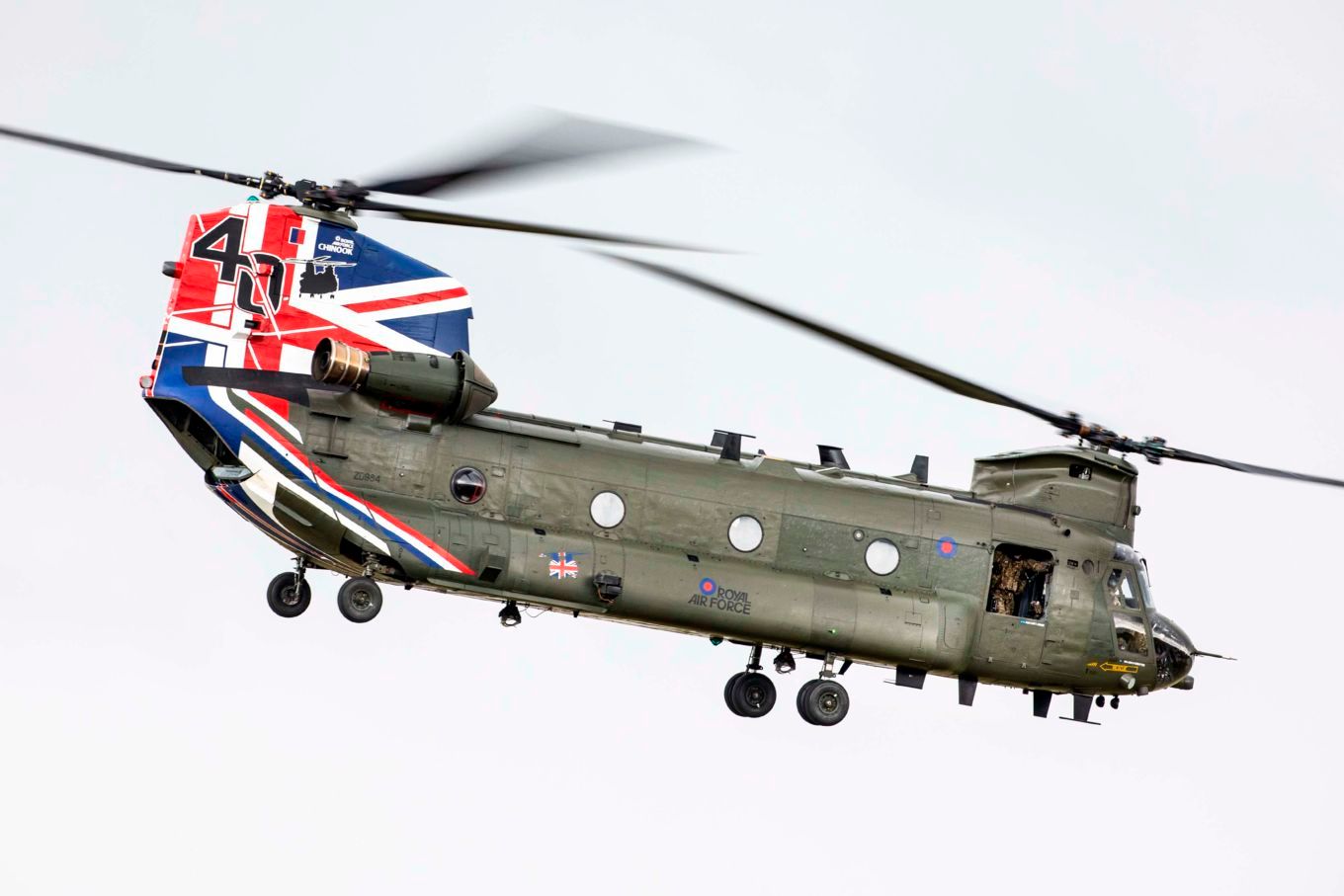 An RAF Chinook in 40th Anniversary livery flying in the sky.