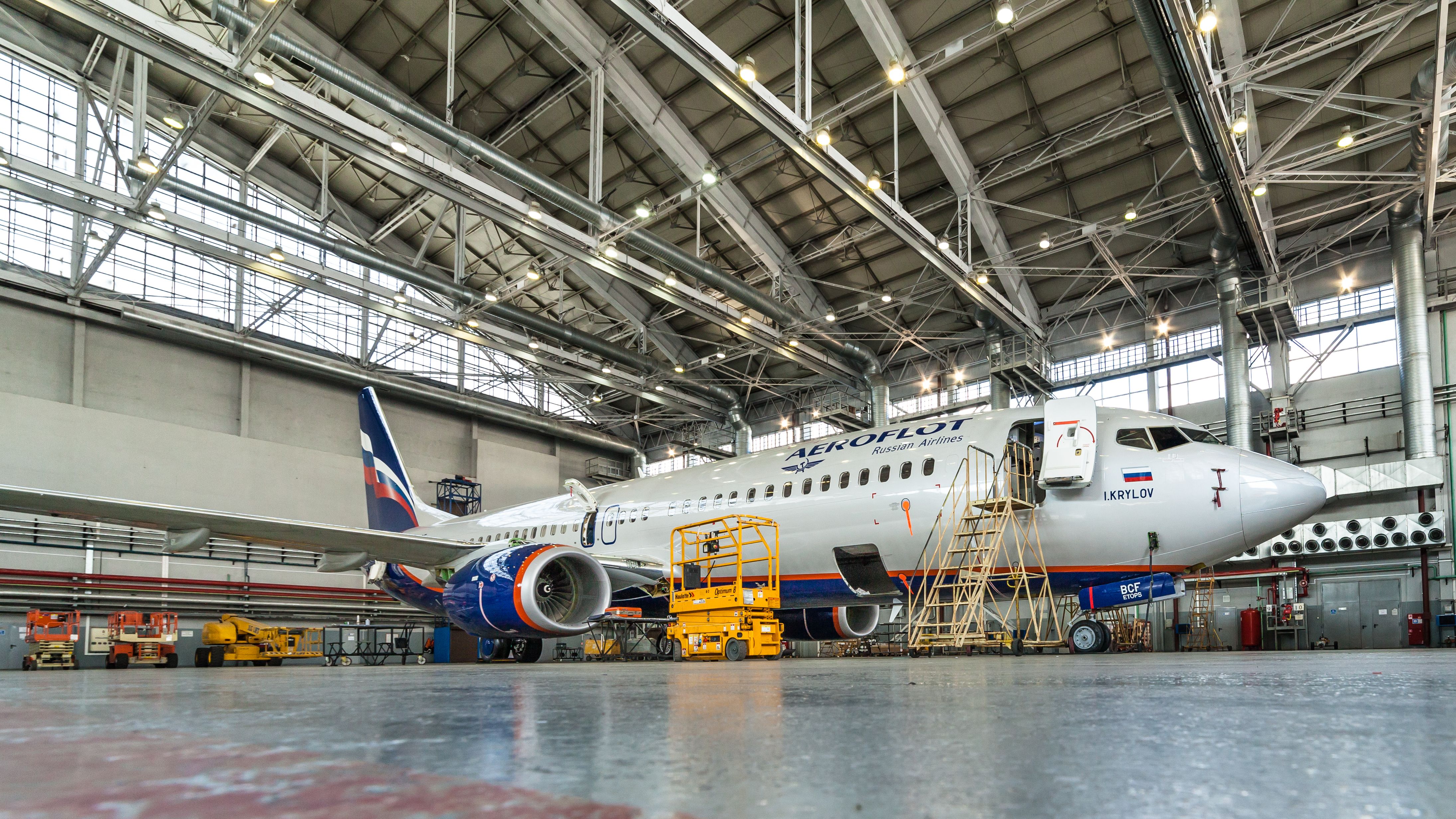 Aeroflot 737 in maintenance