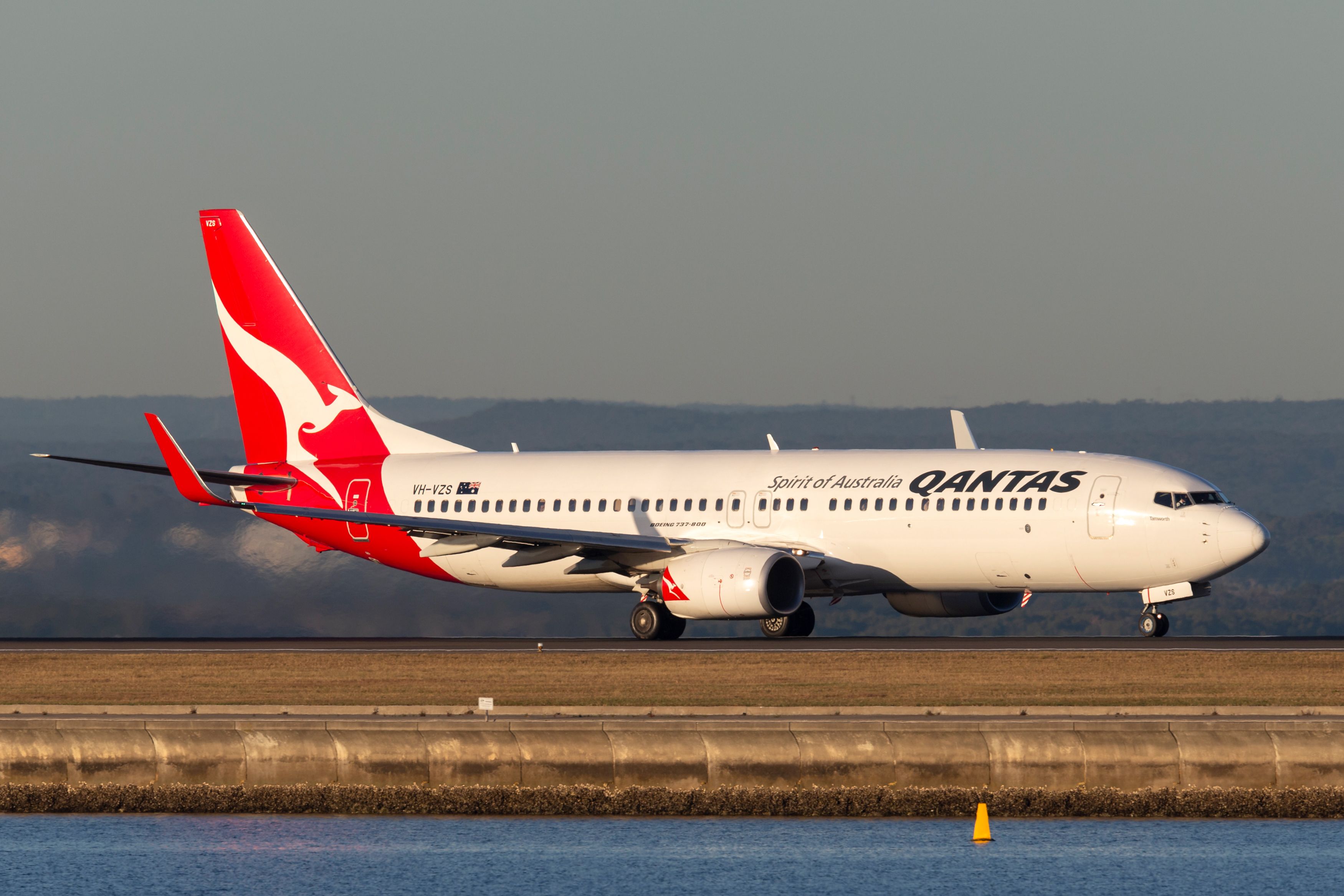A Qantas Boeing 737 landing