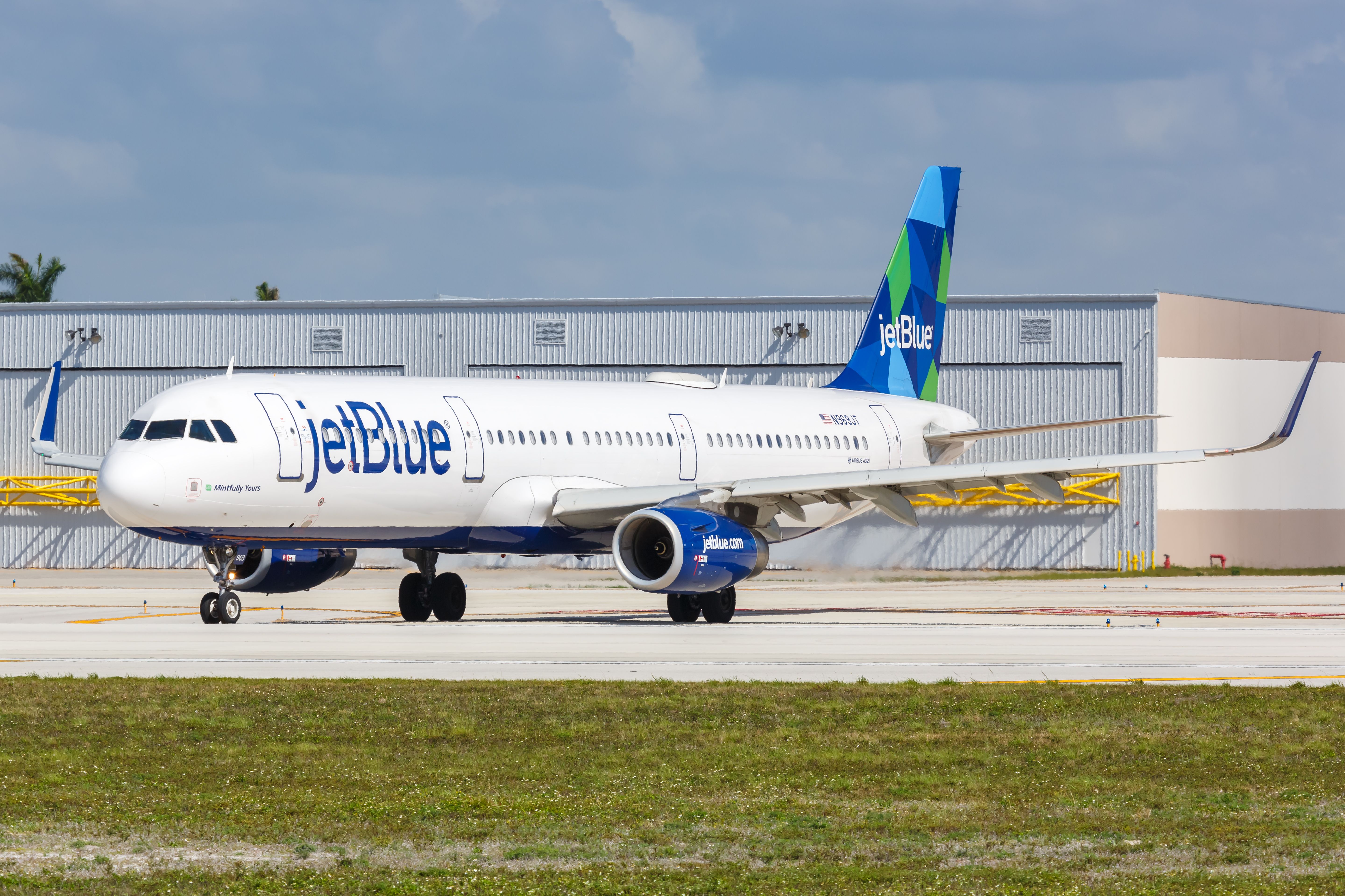 JetBlue Airways Airbus A321-231 at Fort Lauderdale-Hollywood International Airport (FLL).