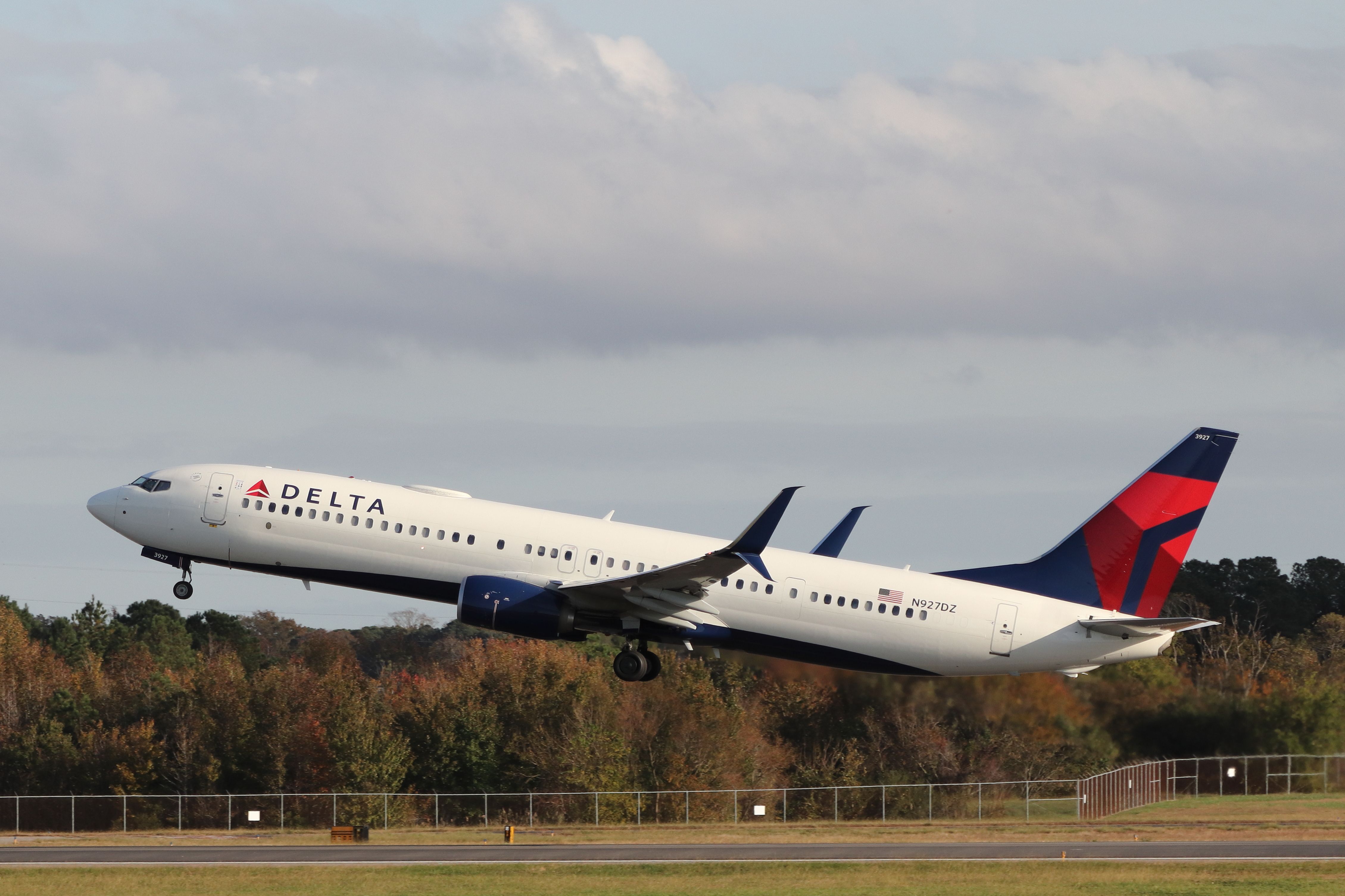 Delta Air Lines Boeing 737-900ER (N927DZ) departing.