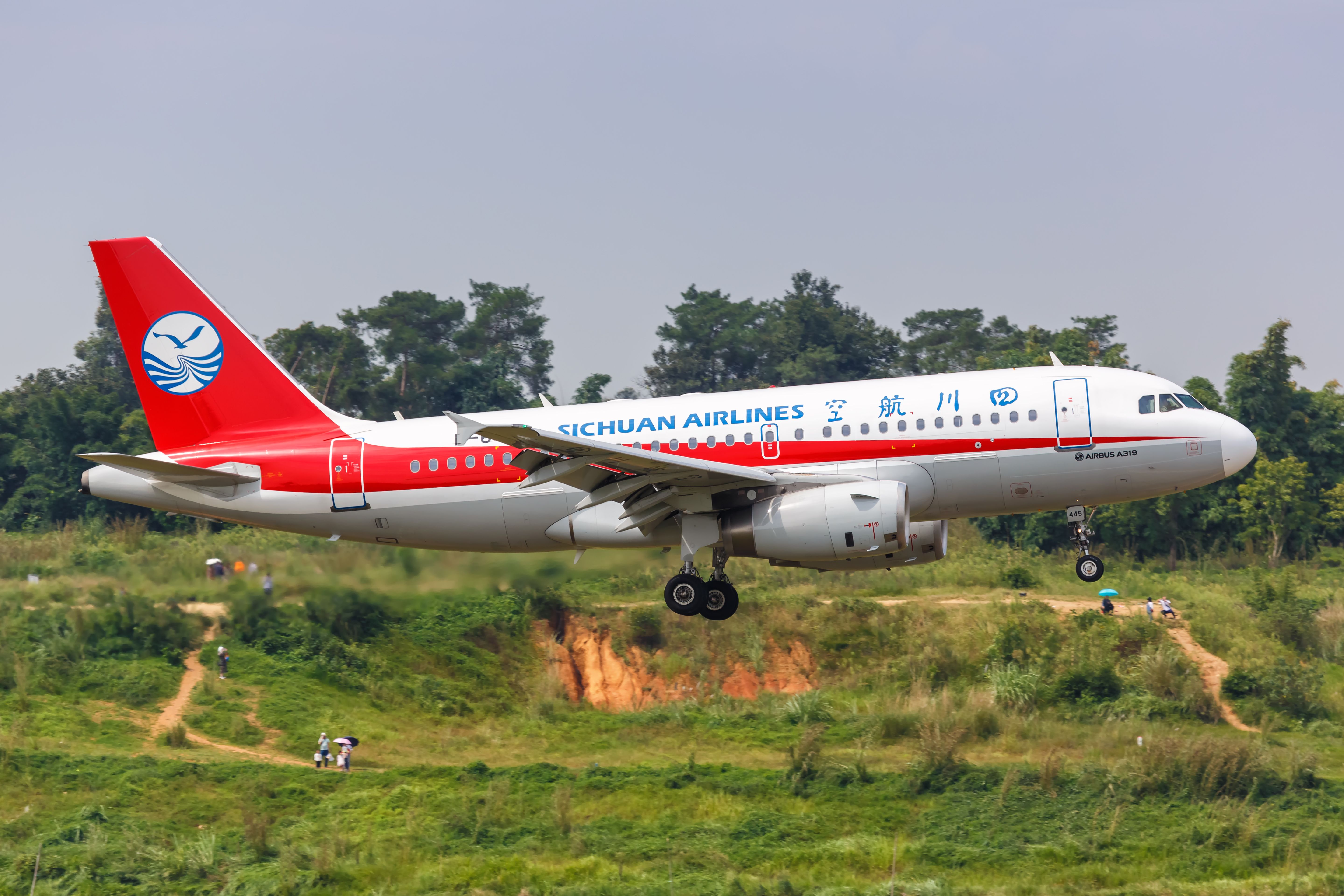 A Sichuan Airlines Airbus A319 about to land. 