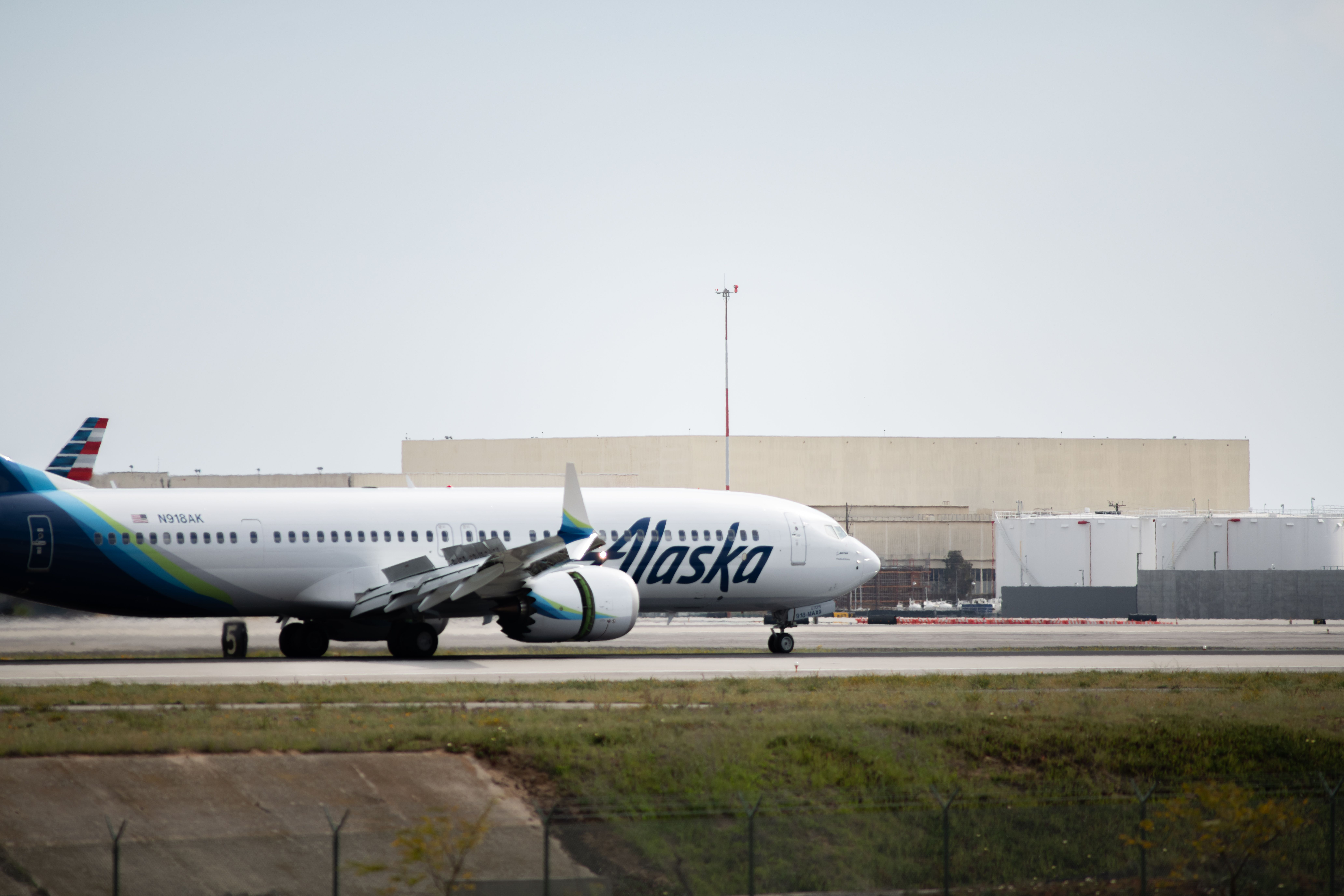 Alaska Airlines Boeing 737 MAX 9 (N916AK) landing at Los Angeles International Airport.