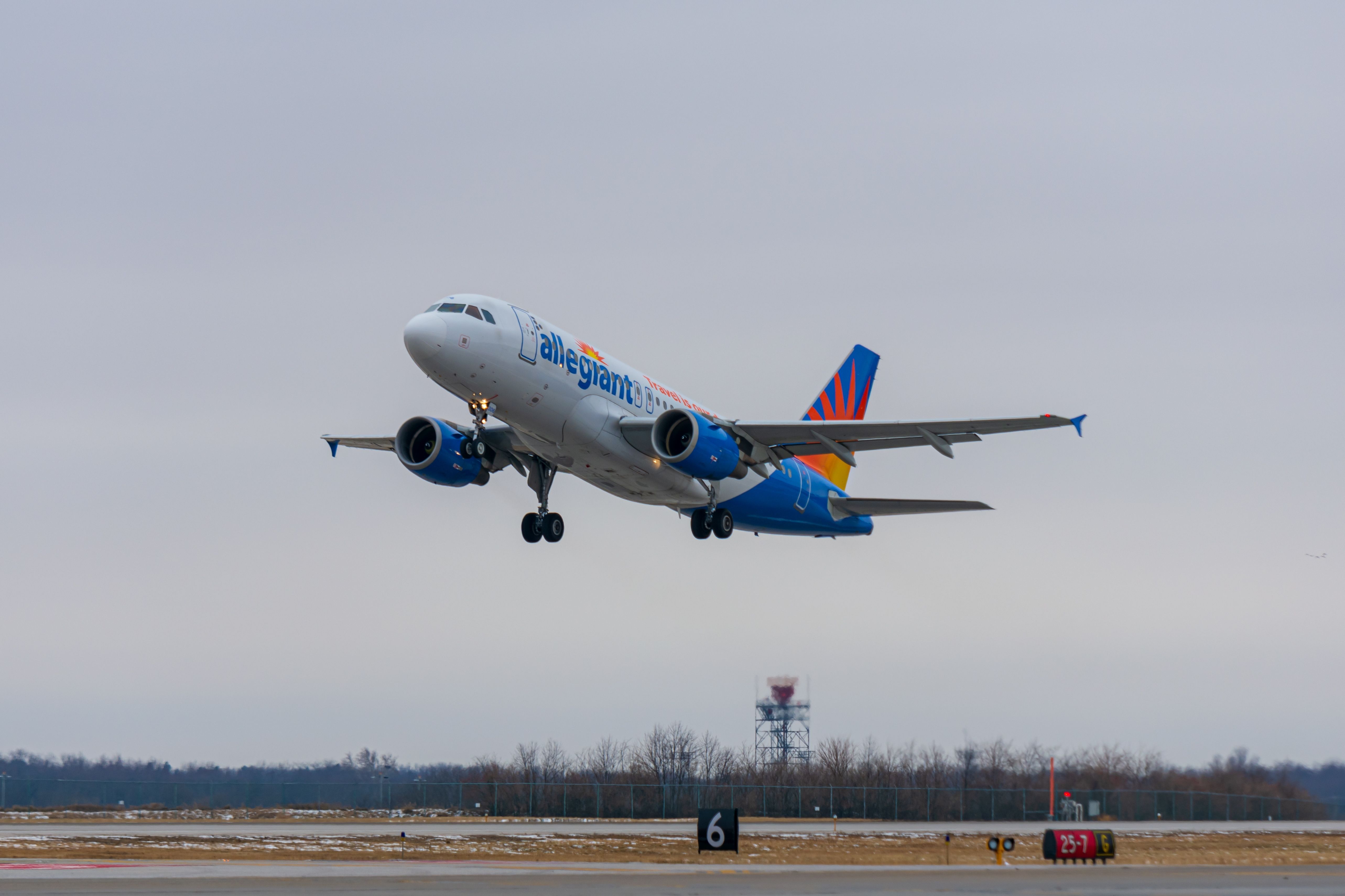 An Allegiant Air Airbus A319 just after taking off.