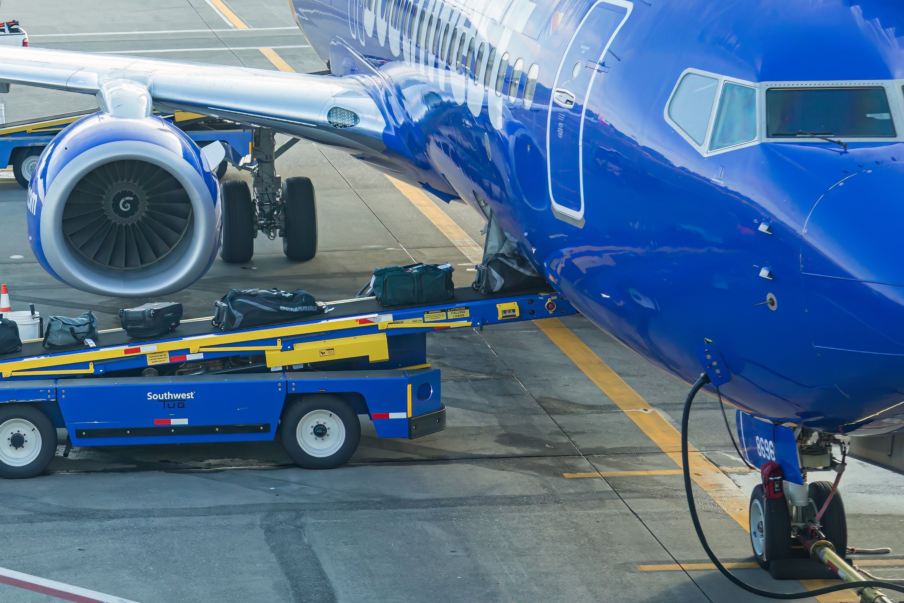 Baggage handlers loading bags onto a Southwest Airlines Boeing 737-8H4.