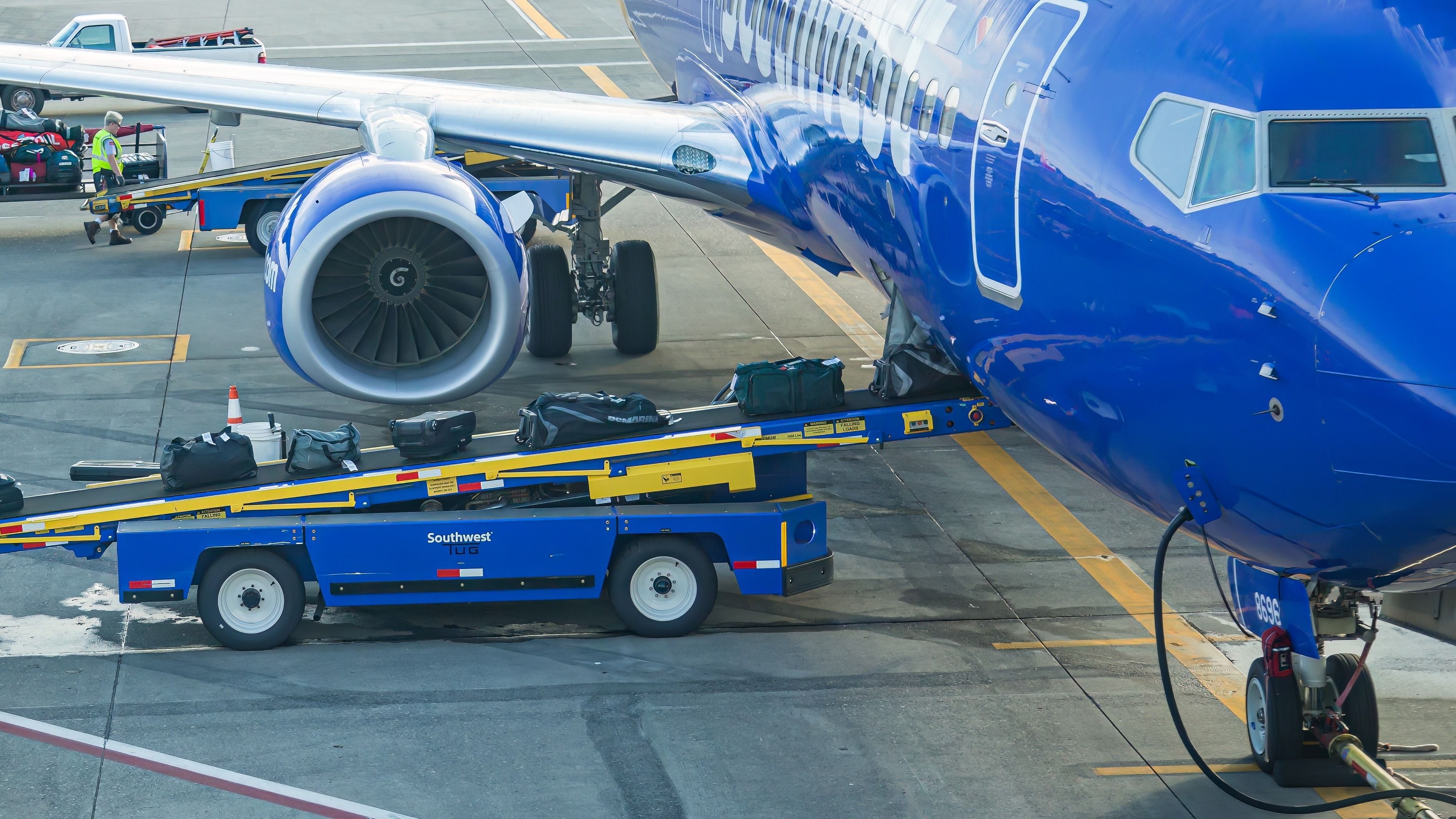 Baggage handlers loading bags onto a Southwest Airlines Boeing 737-8H4.