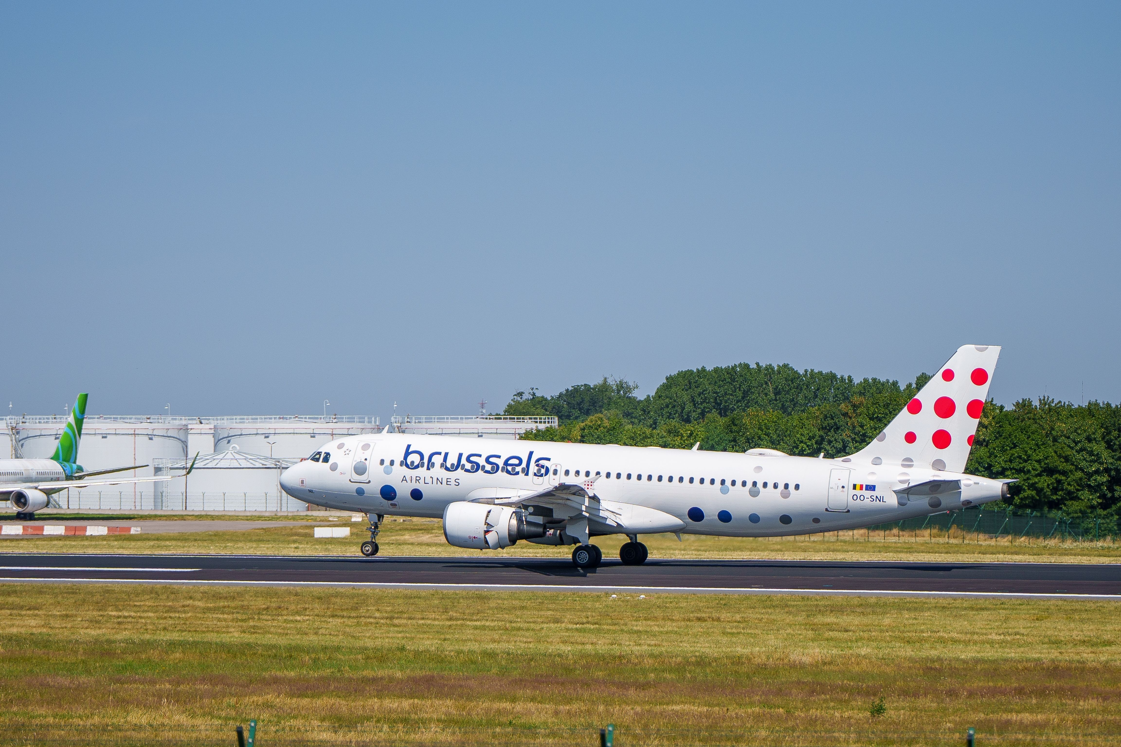 A Brussels Airlines A320 landing