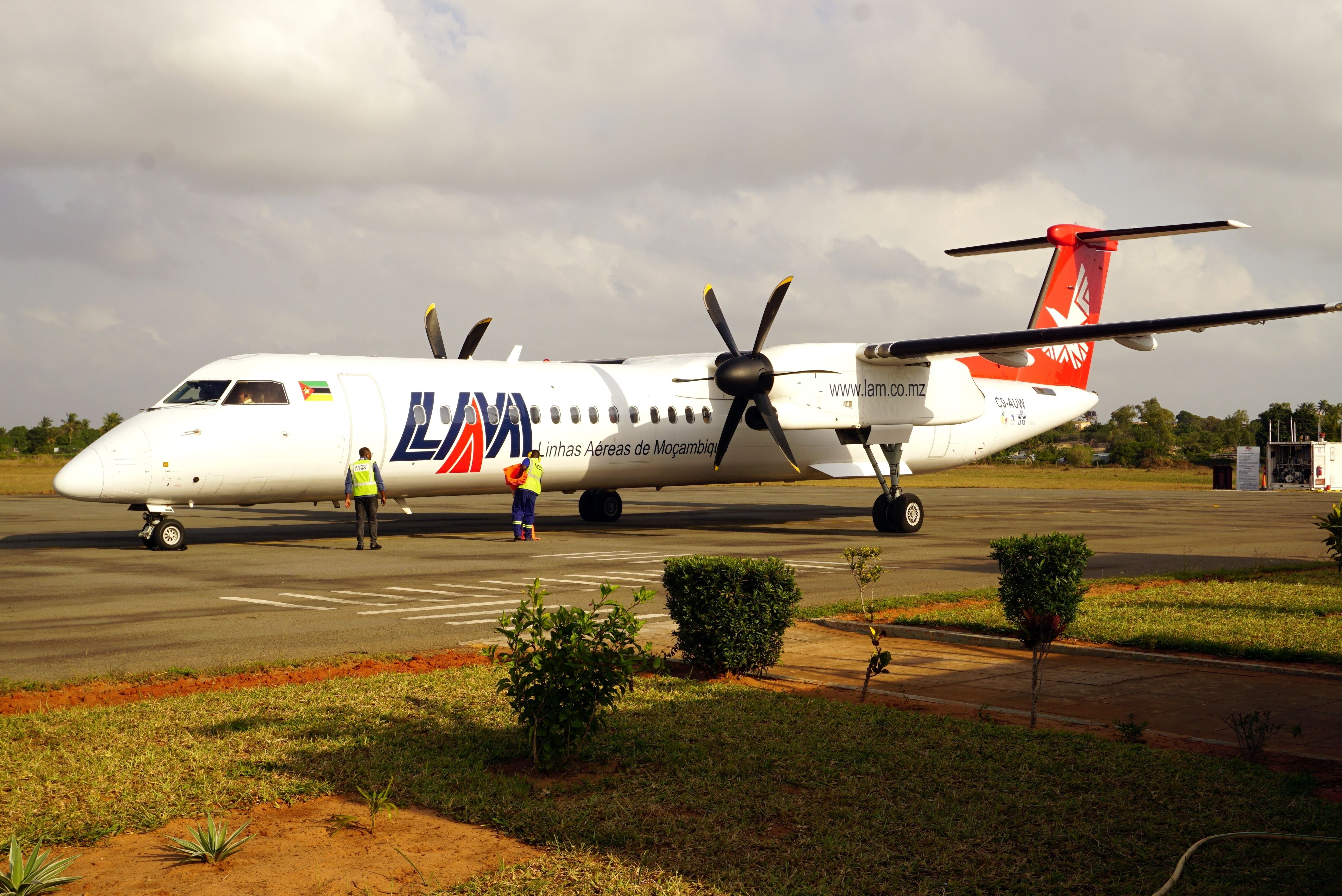 LAM Mozambique Dash 8