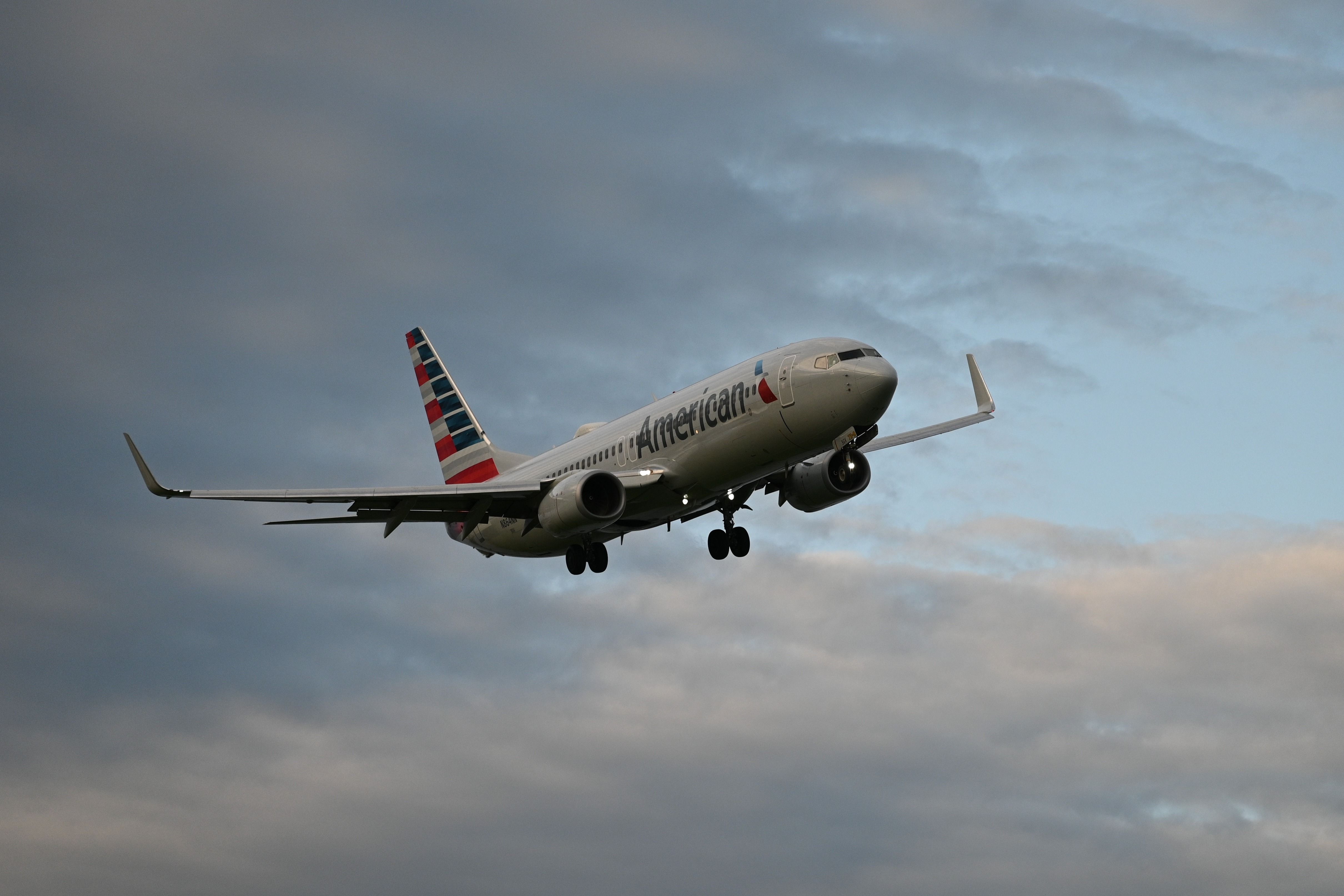 American Airlines Boeing 737-823 Landing at Ronald Reagan Washington National Airport (DCA).