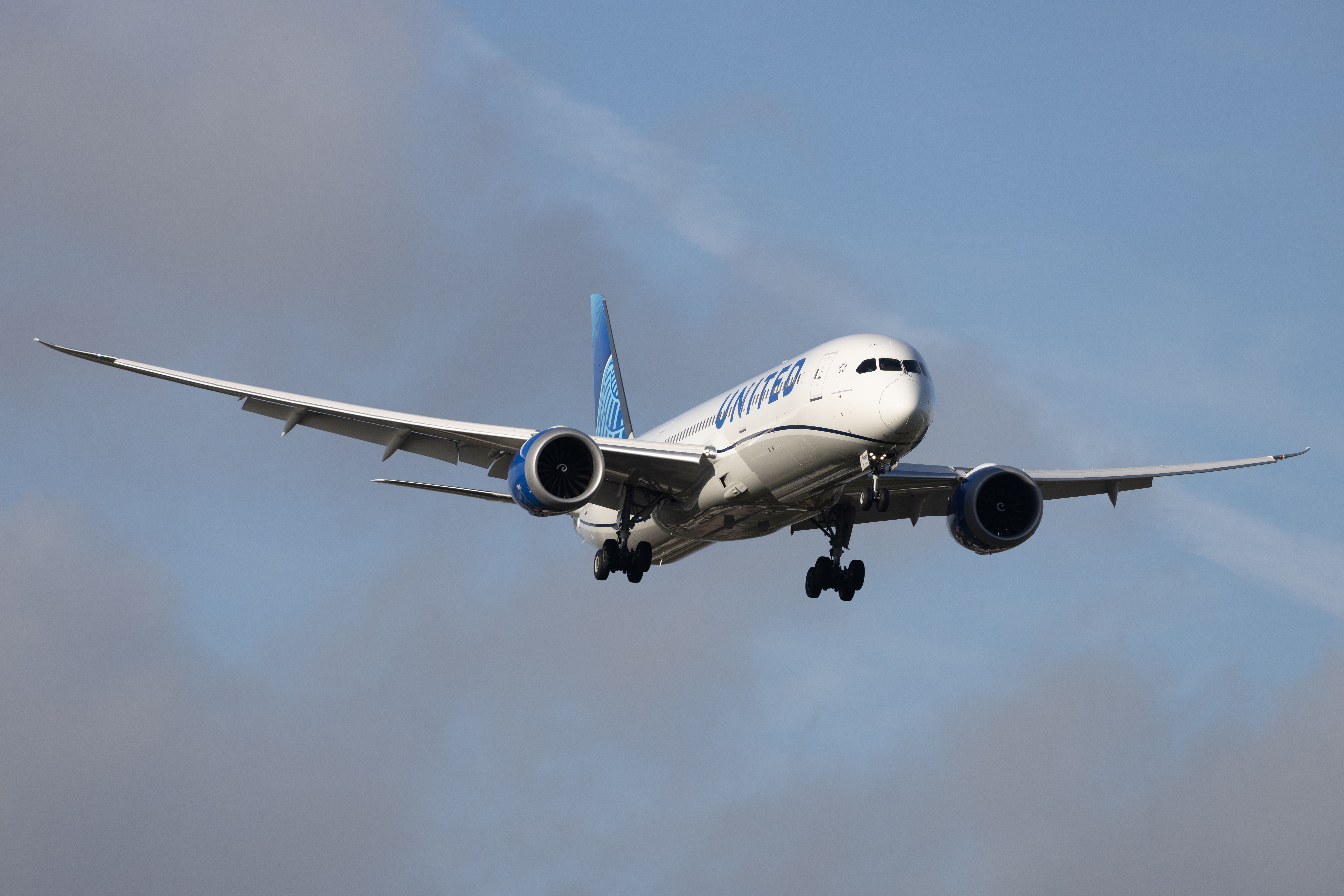 United Airlines Boeing 787-9 on final approach