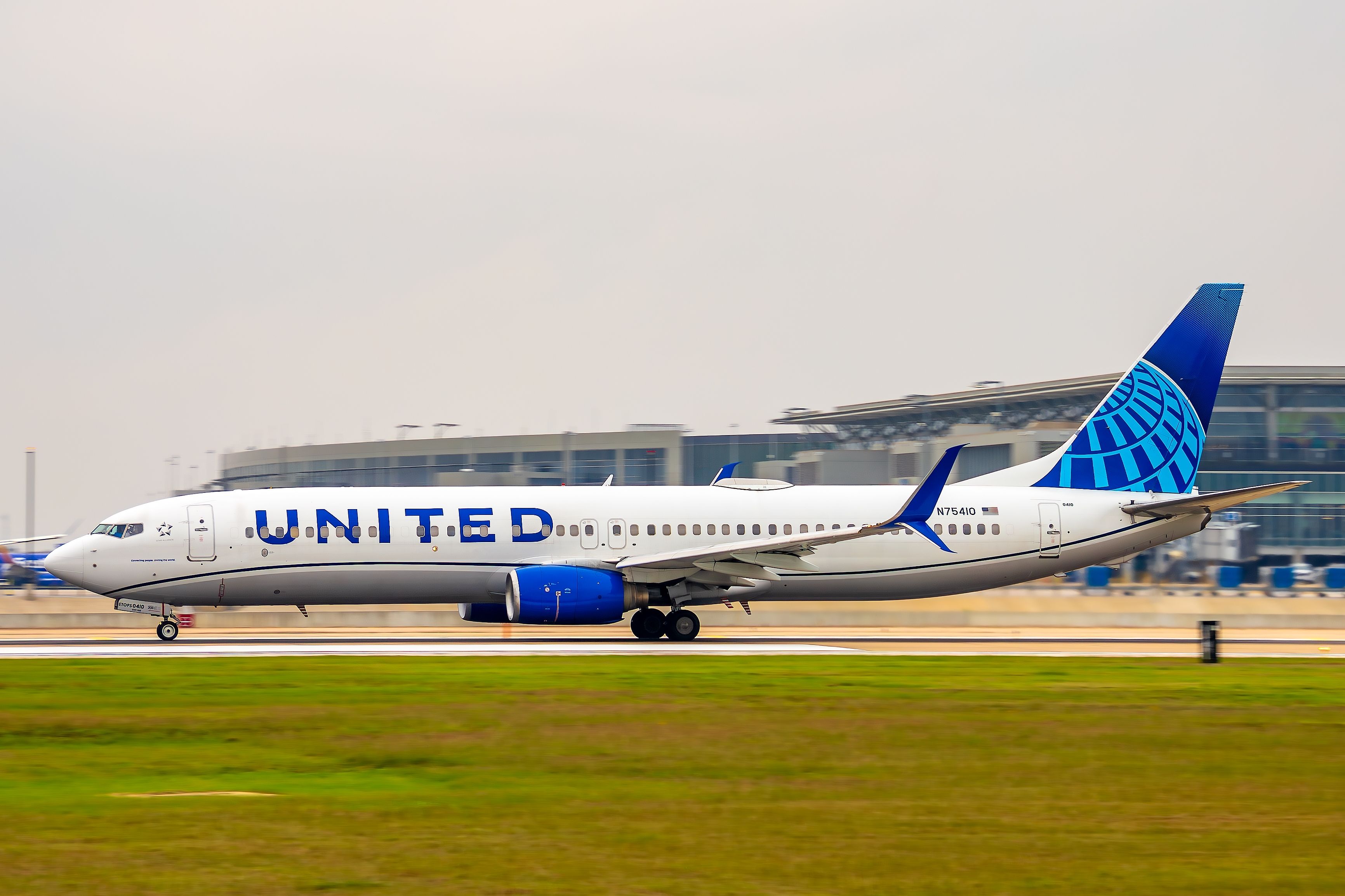 A United Airlines Boeing 737-900 on an airport apron.