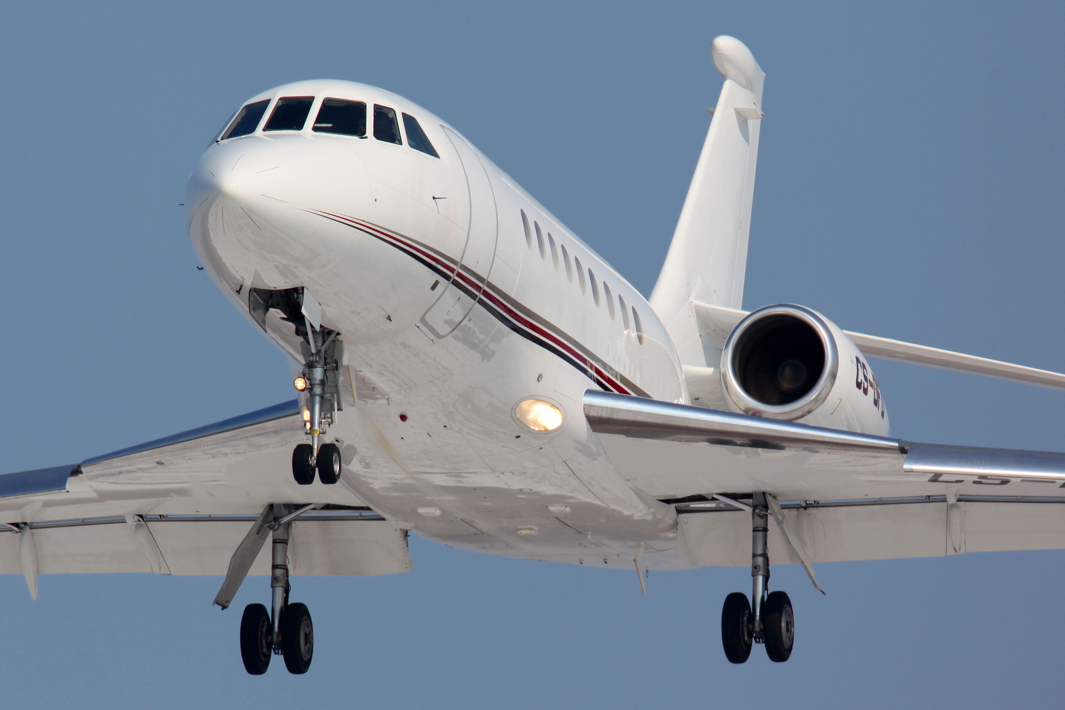 A Netjets Dassault Falcon 900 flying in the sky.