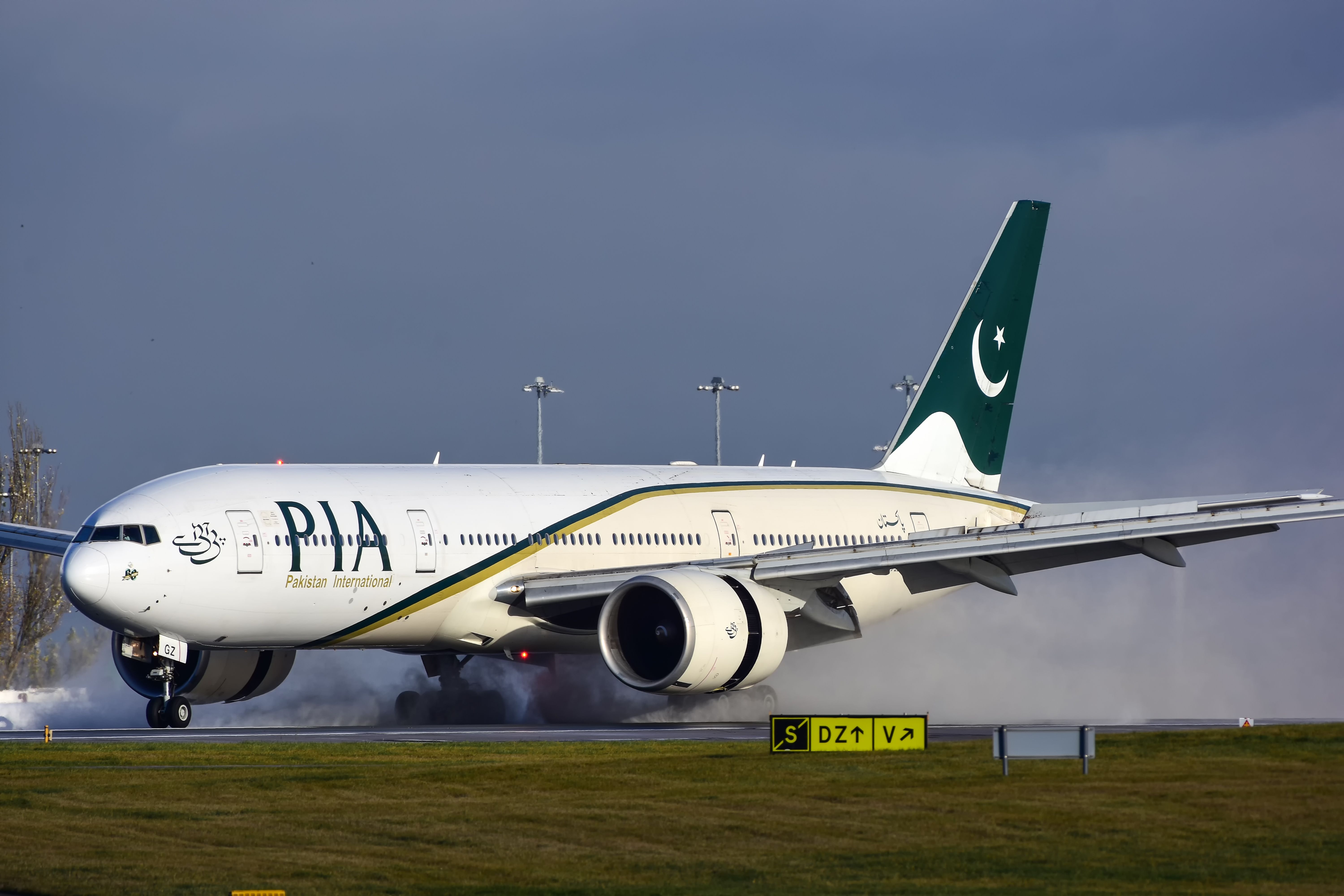 A PIA Boeing 777