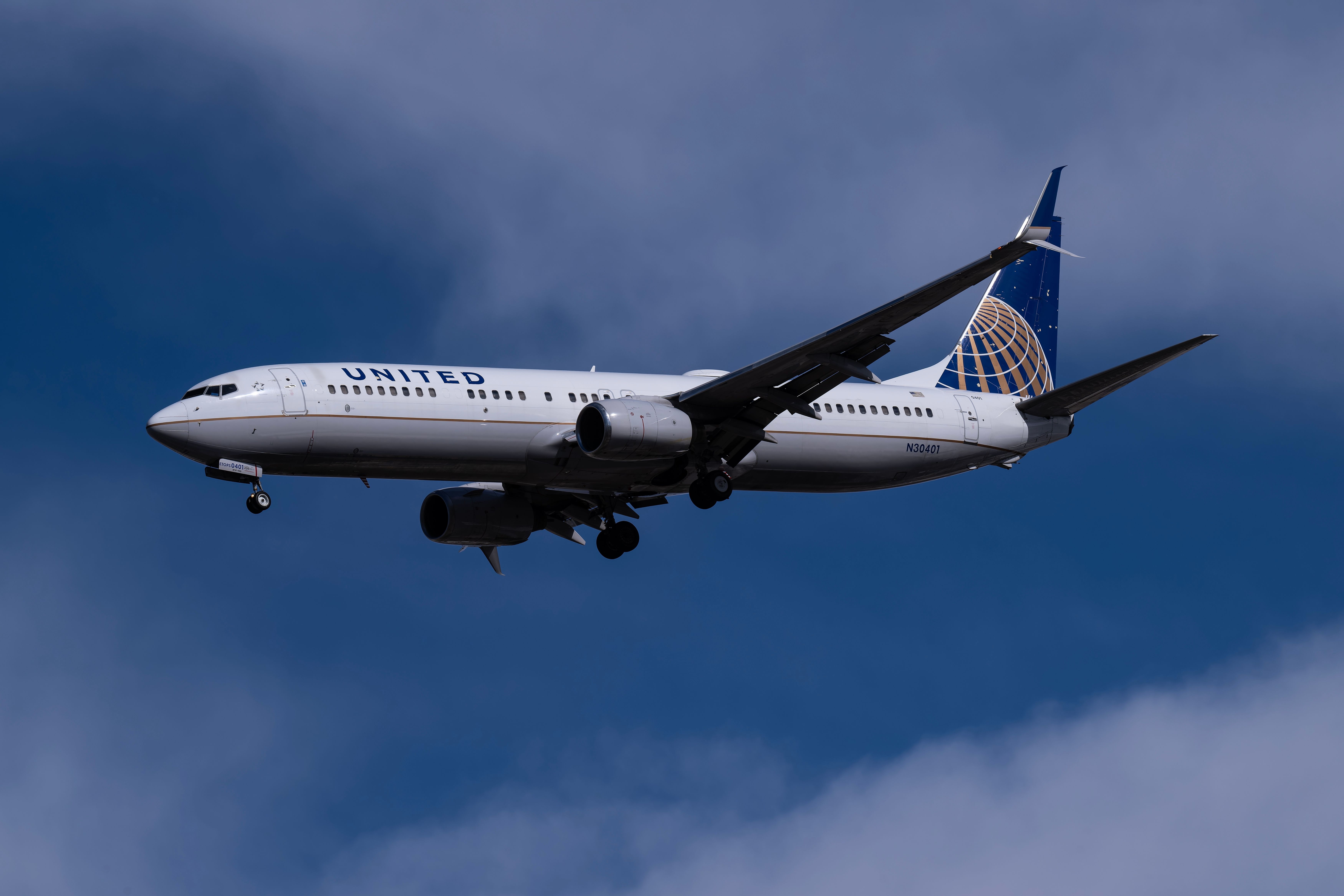 United Airlines Boeing 737-900 landing at LAS shutterstock_2426008333