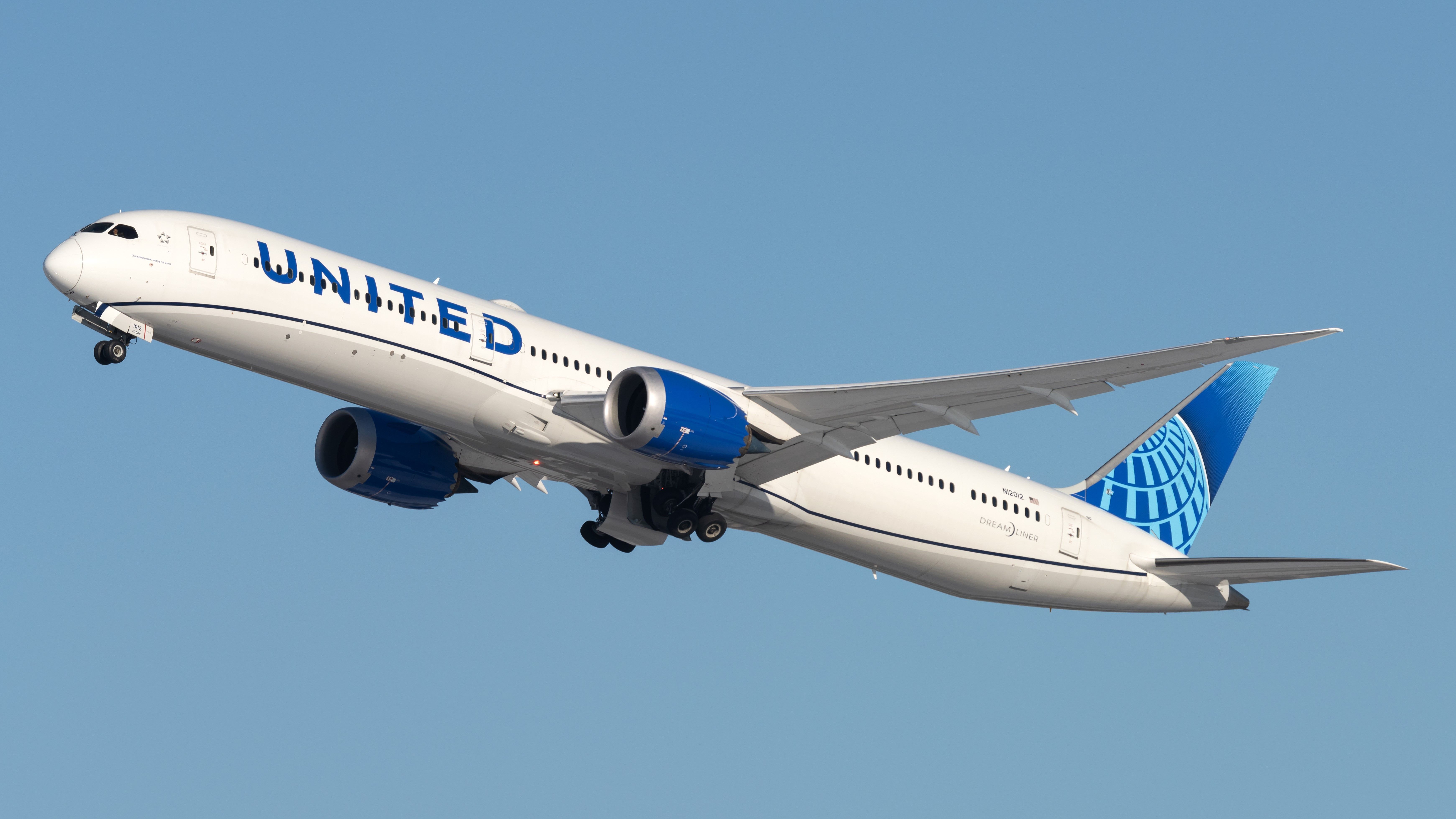 United Airlines Boeing 787 flying