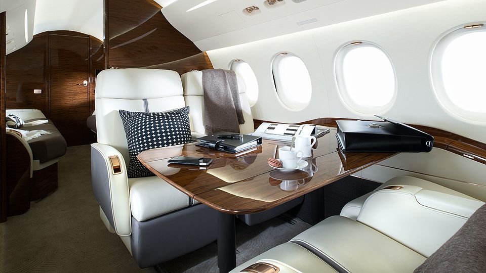 04-Falcon7X_Dining_8-960x540