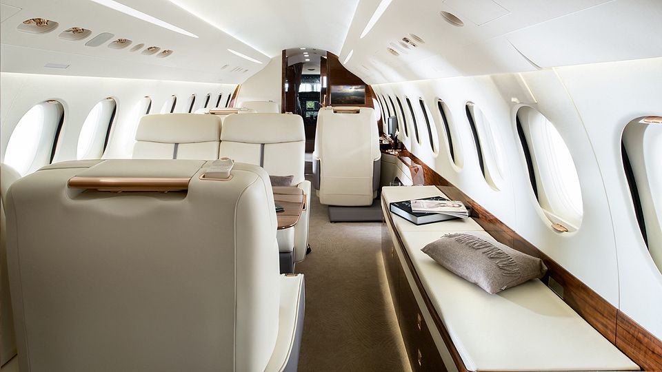 08-Falcon7X_Dining_13-960x540