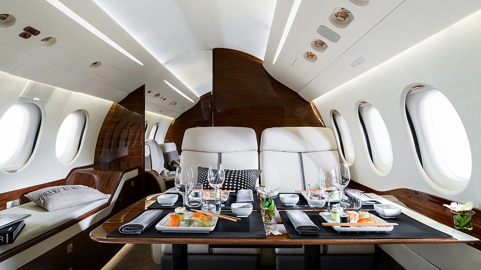 09-Falcon7X_Dining_14-960x540