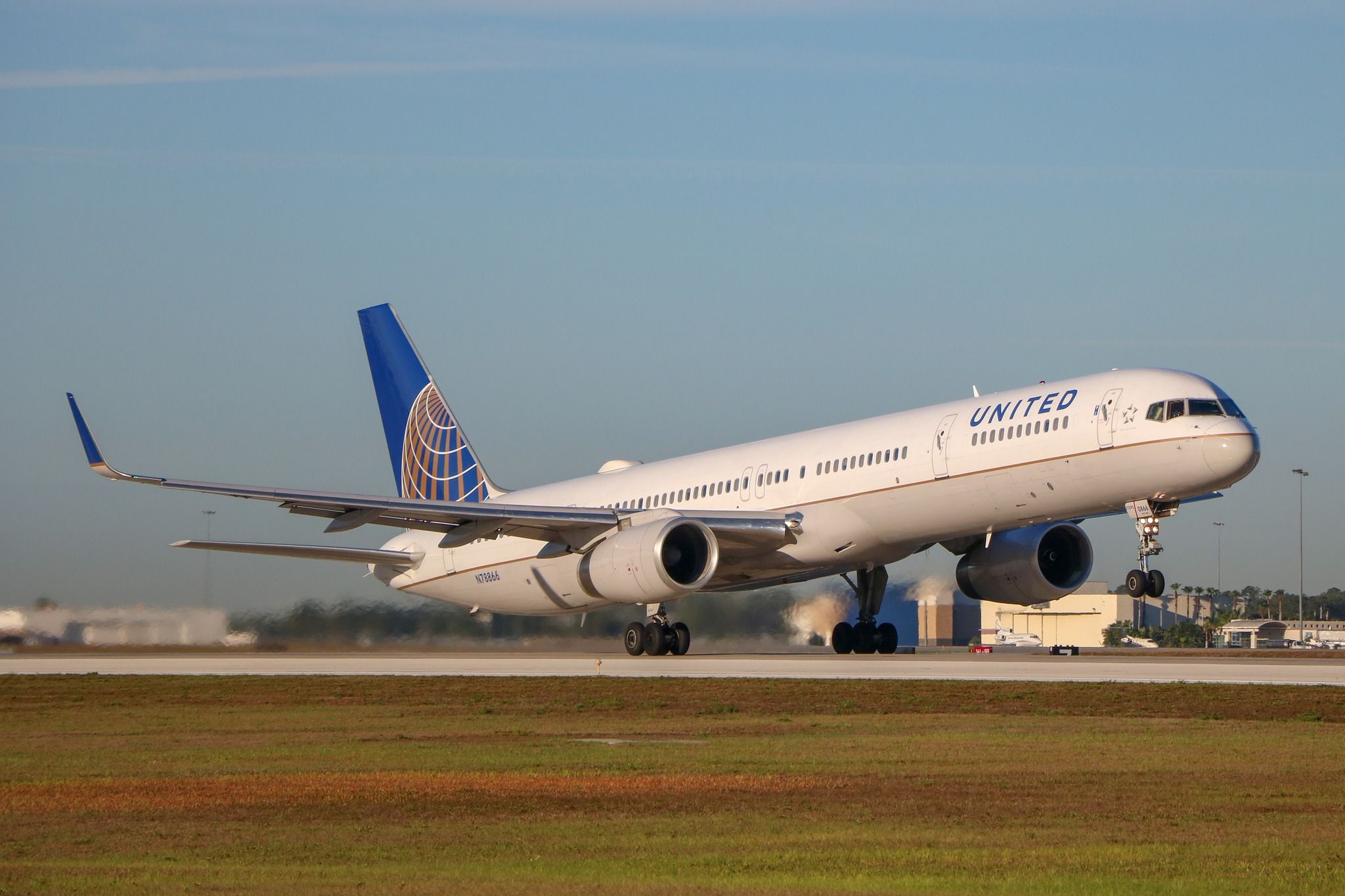 United Airlines Boeing 757-33N N78866 landing at Orlando International Airport.