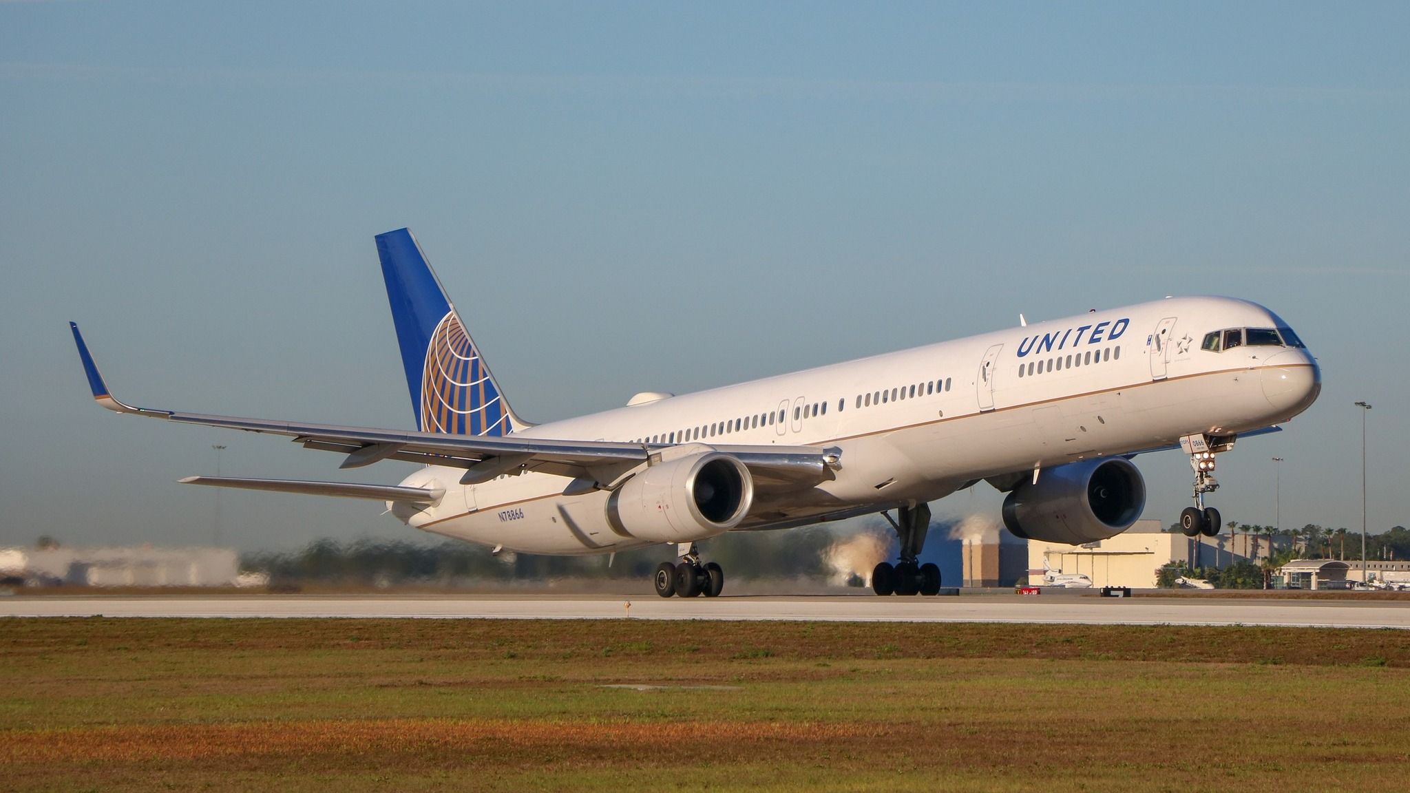 United Airlines Boeing 757-33N N78866 landing at Orlando International Airport.