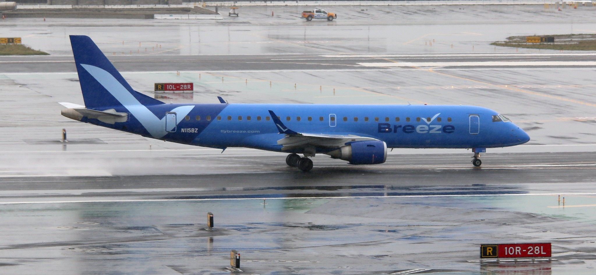 Embraer E190AR - Breeze Airways SFO 090323