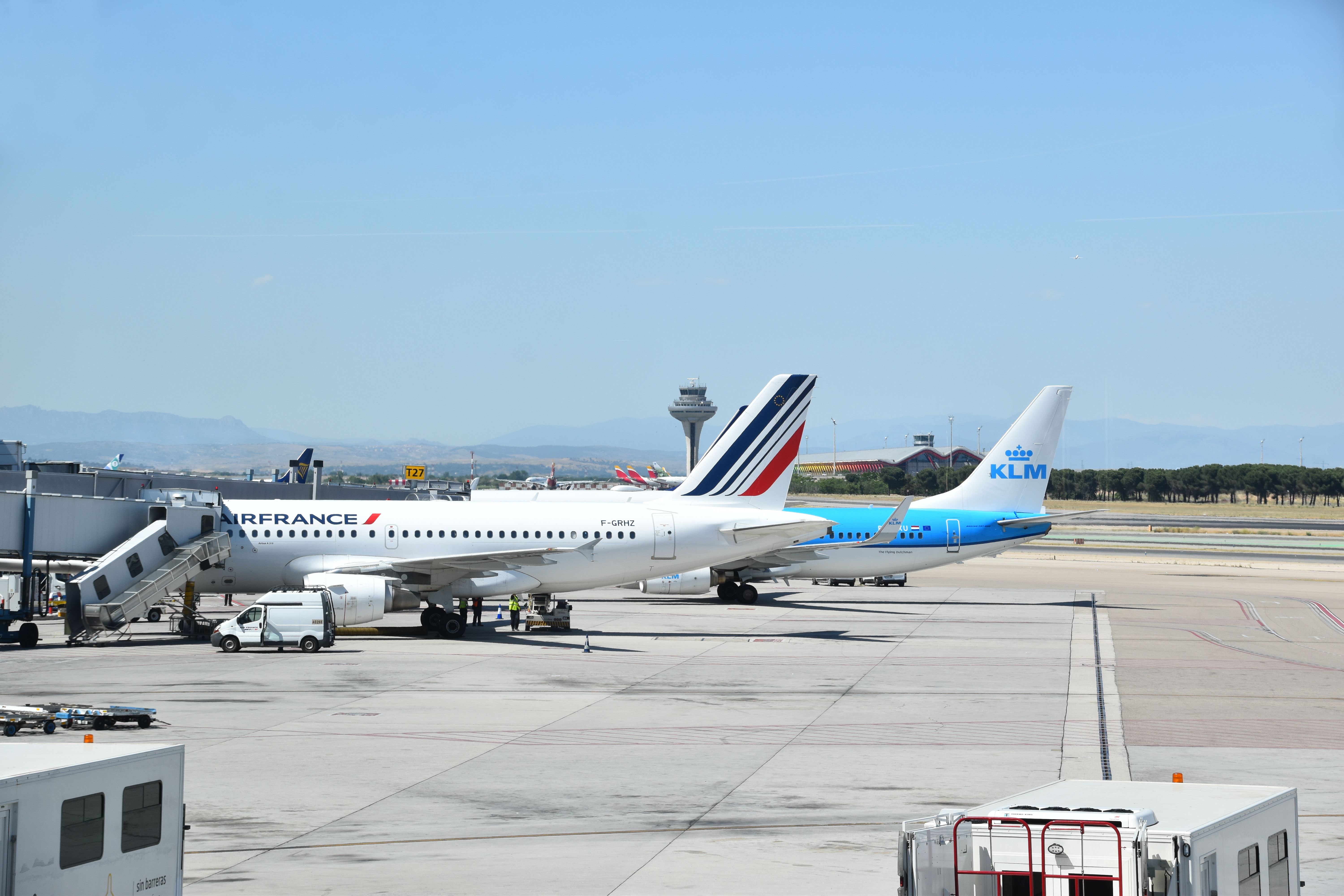 Air France Airbus A319 and KLM Boeing 737-800 at Paris Charles De Gaulle International Airport CDG shutterstock_1415057198