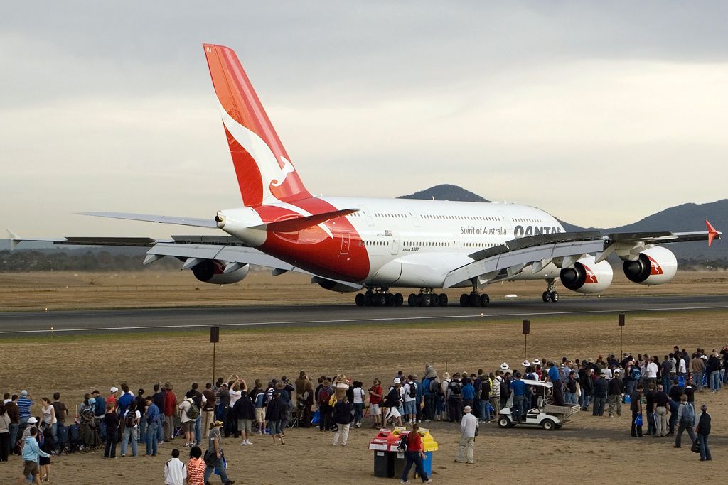 Airbus_A380_(Qantas)_(5730827595)