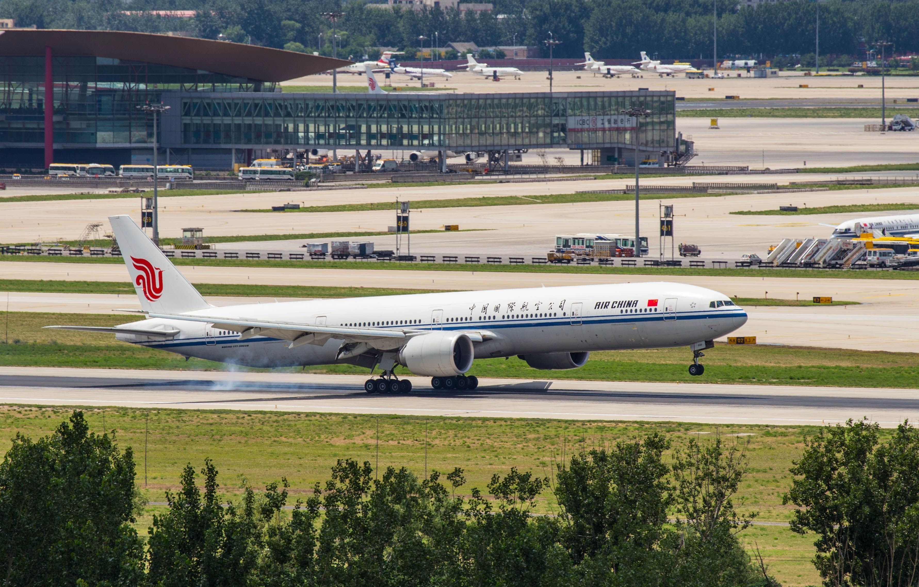 在北京首都國際機場降落的中國航空客機（波音777-39 Ler B-2033）